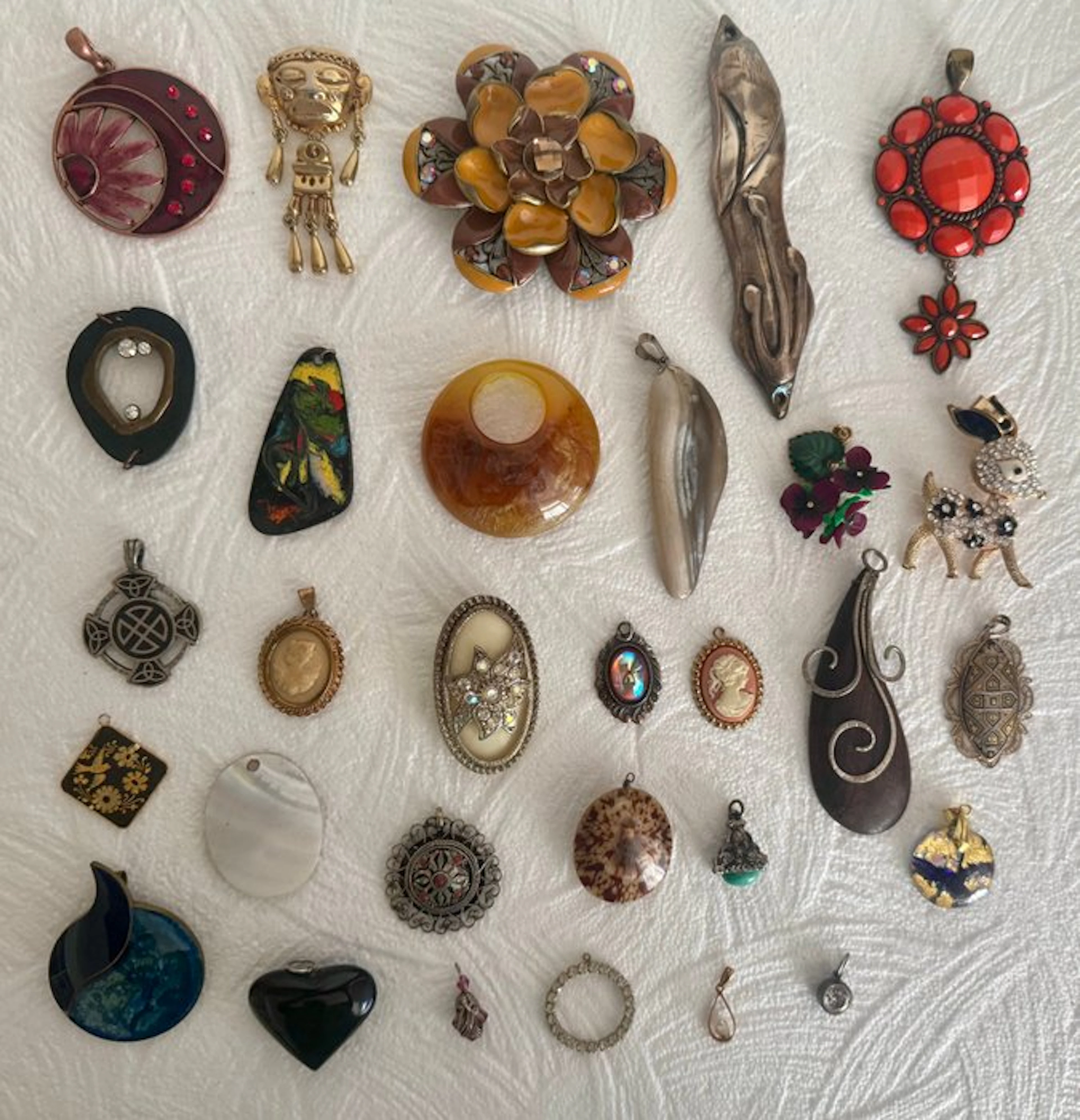 Themed collection - 30 vintage pendants / No reserve!