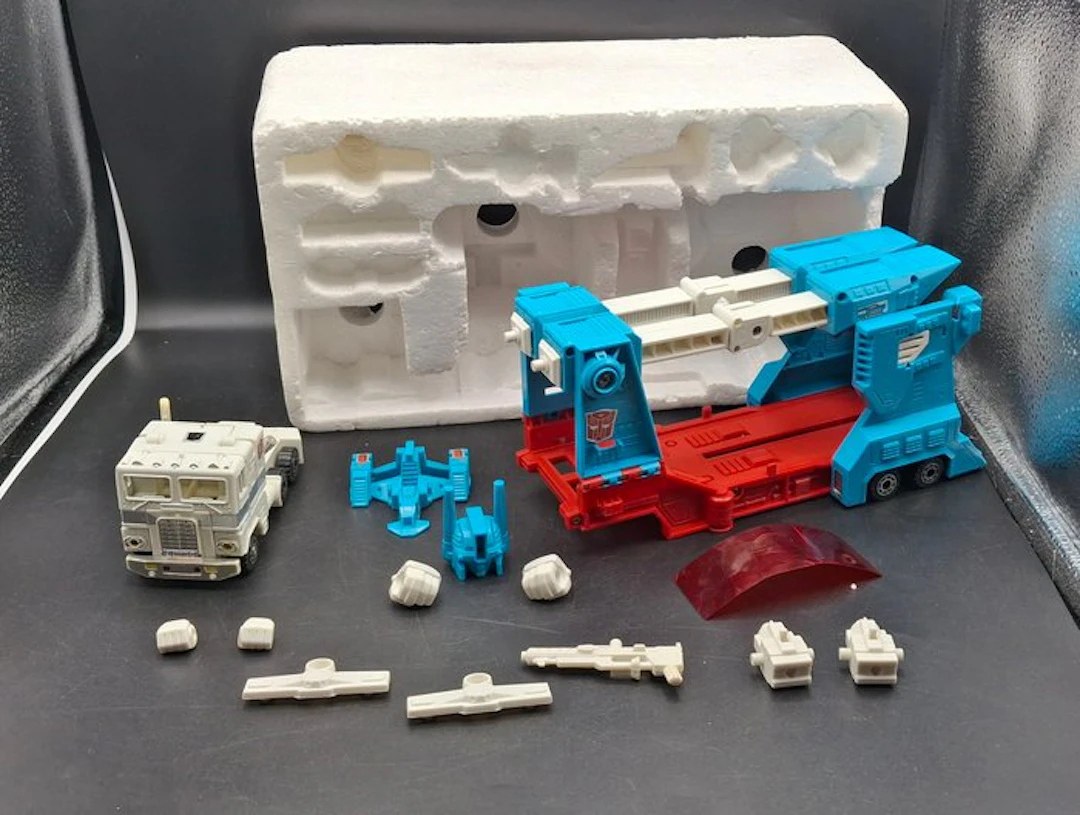 Hasbro - Toy robot Transformers G1 Autobot Ultra Magnus...