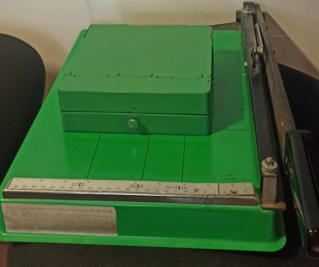 Working tool - paper guillotine and index