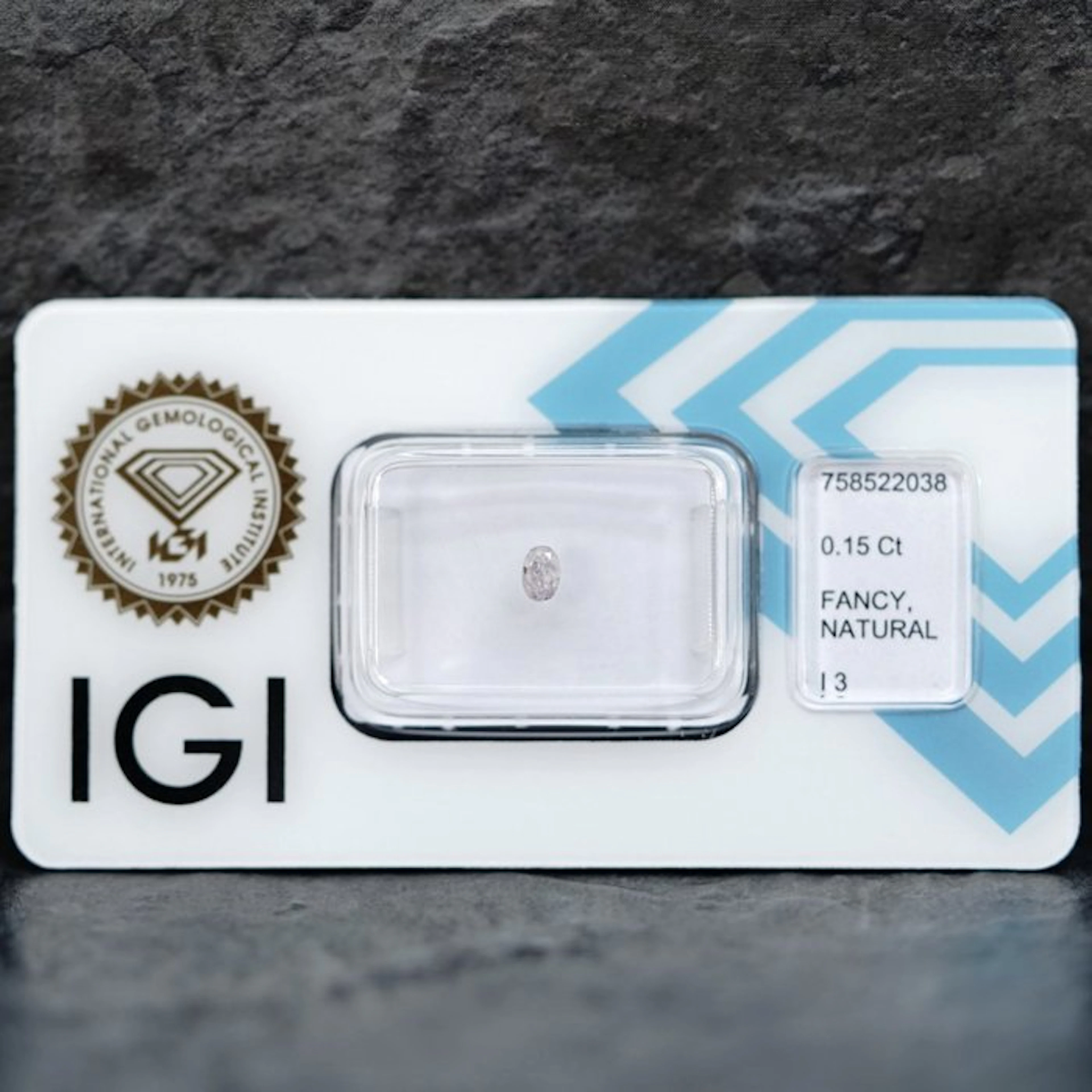 No reserve price - 1 pcs Diamond (Natural coloured)...