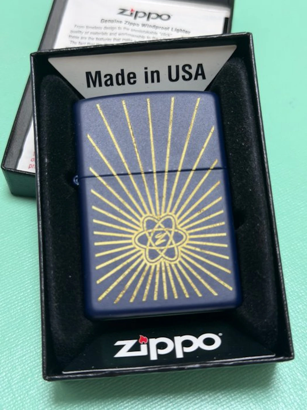 Zippo - Clásico Blue Matte con diseño solar dorado - No...