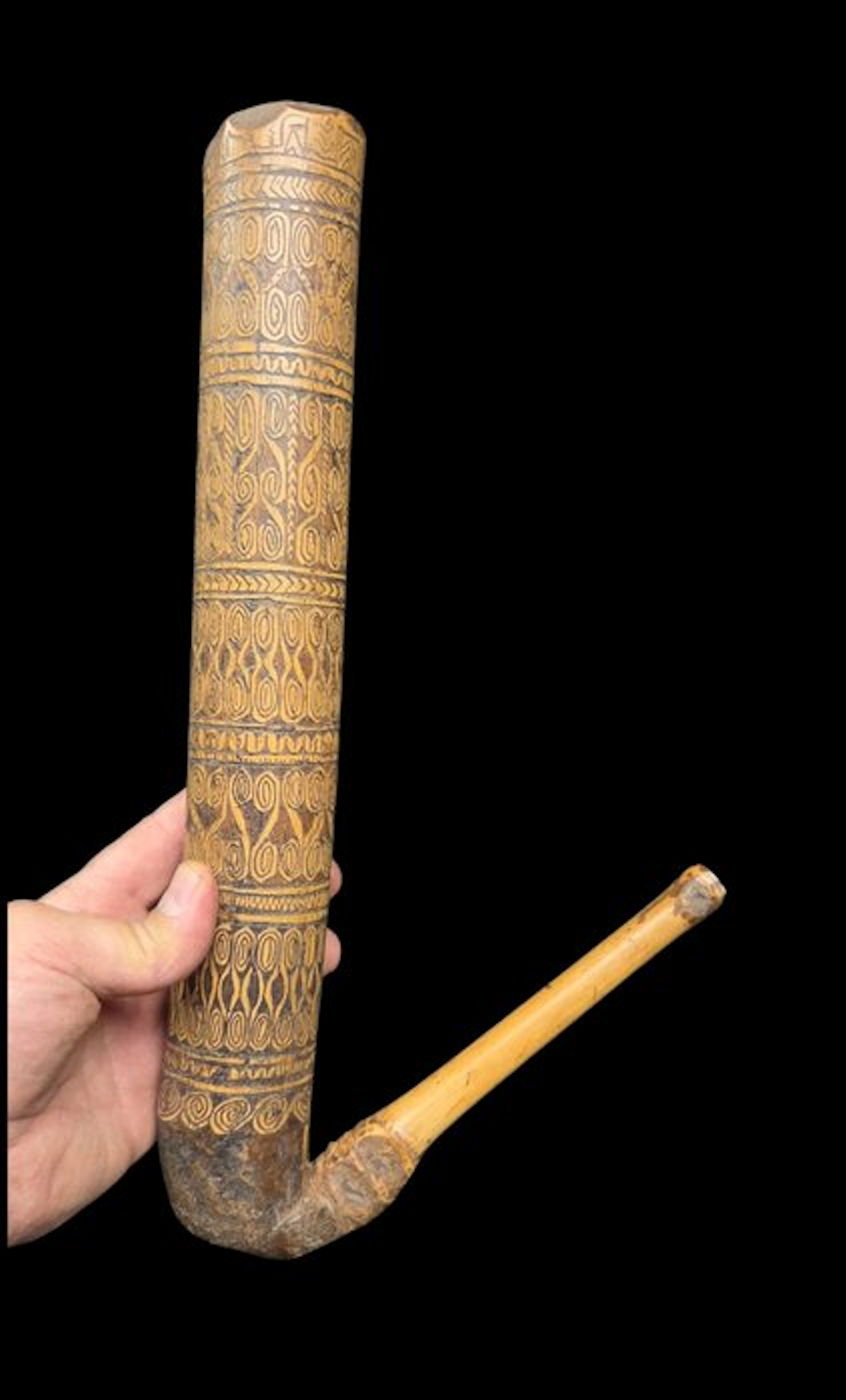 Original and unusual Asian water pipe – finely engraved bamboo