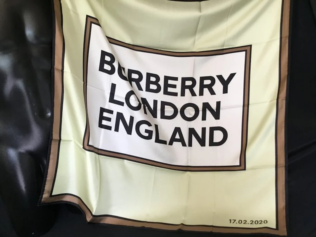 Burberry - LONDON 17- 02 -2020 - Écharpe