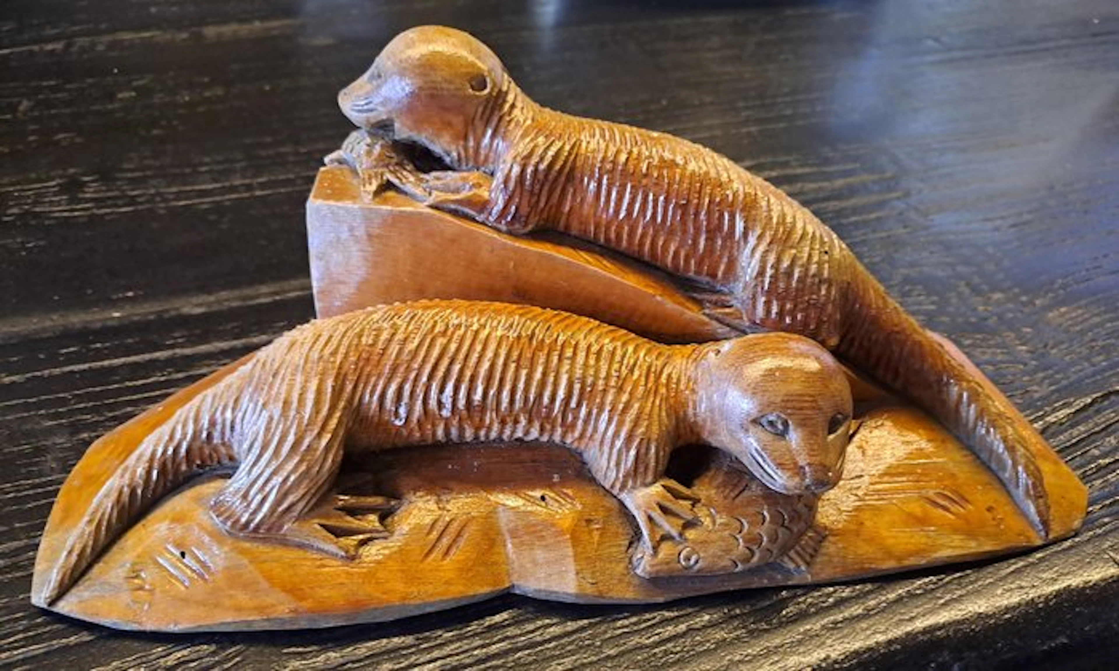 Sculpture, Otters eten vis - 27 cm - Wood