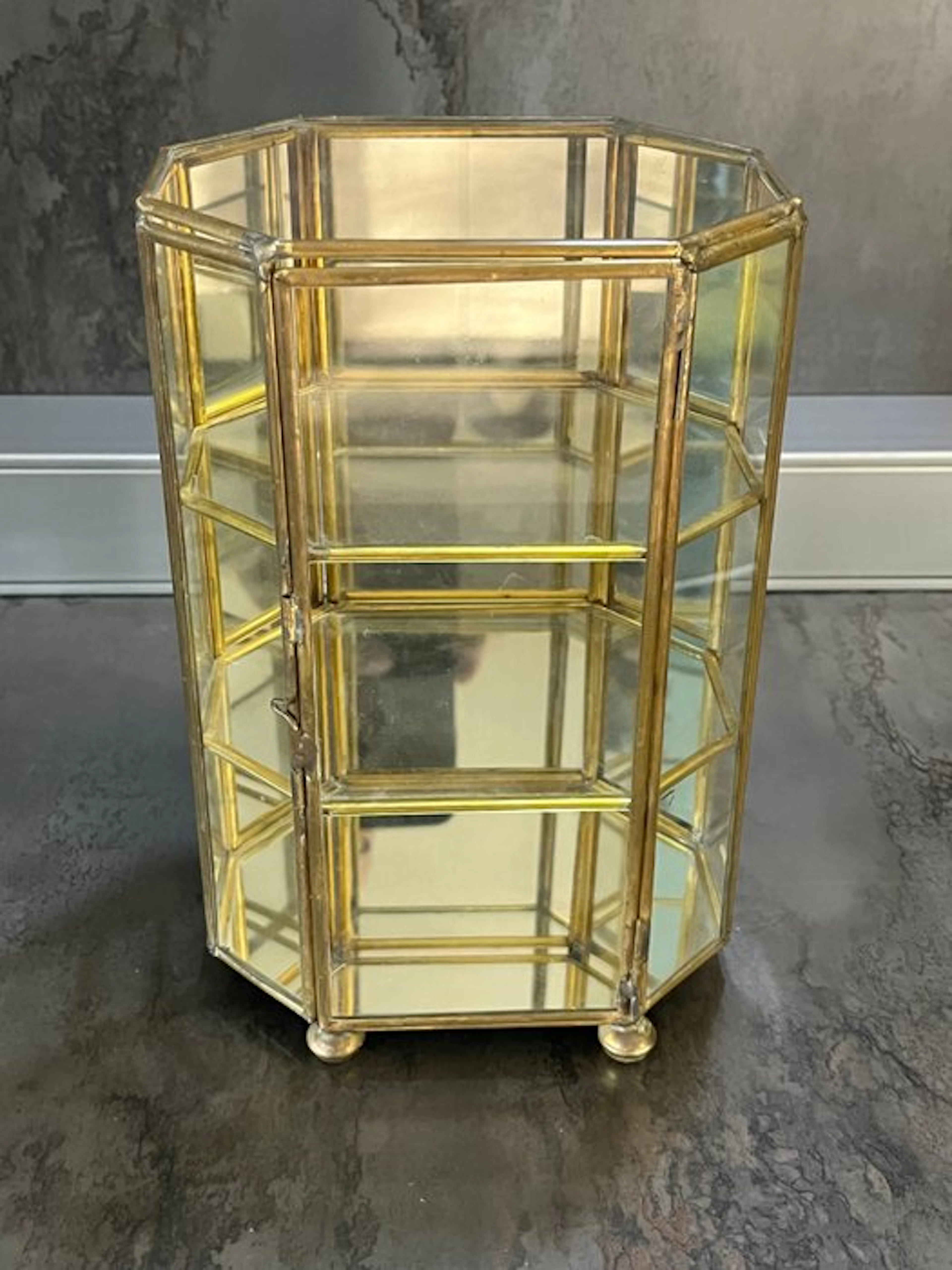 Display cabinet - Glass, mirror and brass