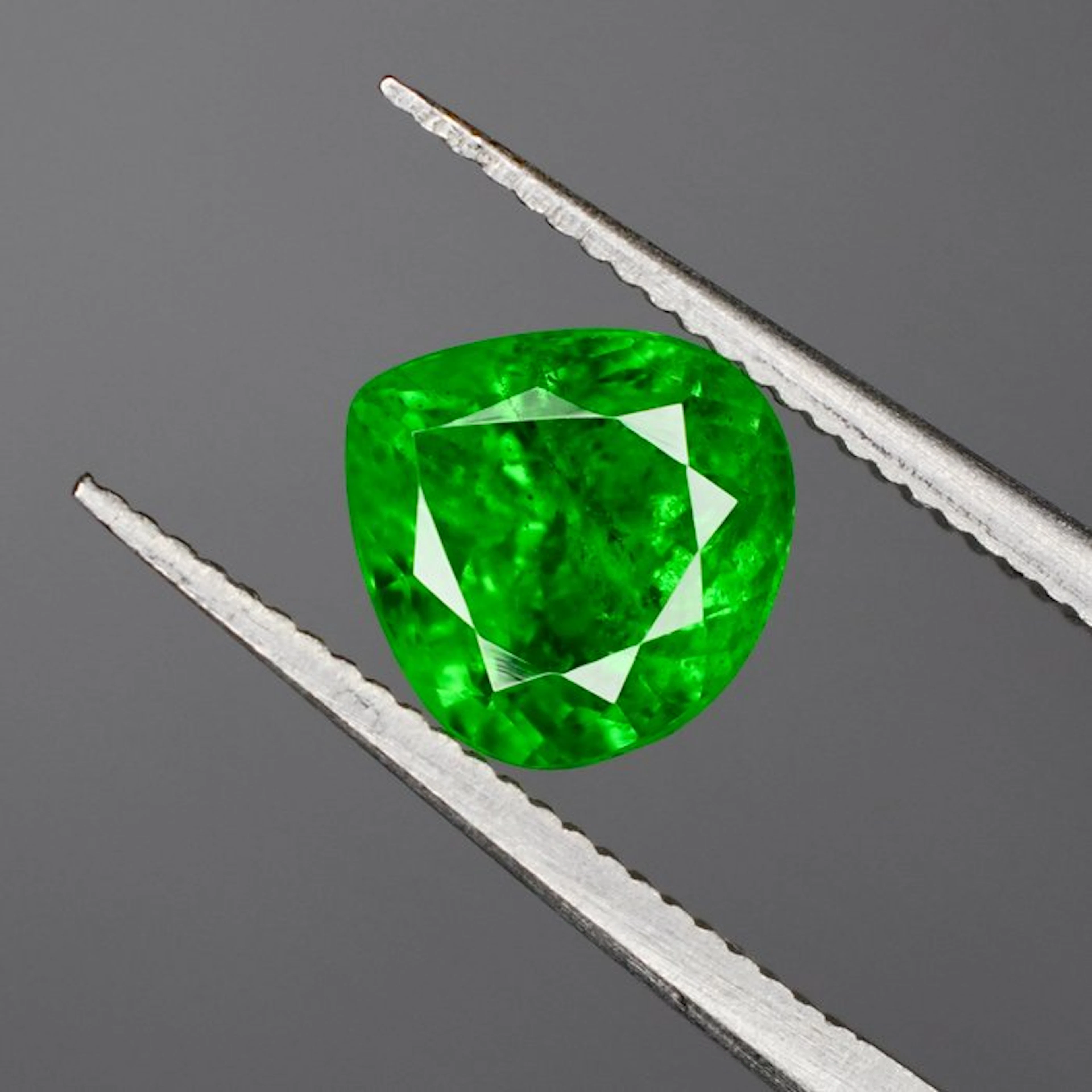 Green Tsavorite - 1.74 ct - International Gemological Institute (IGI)