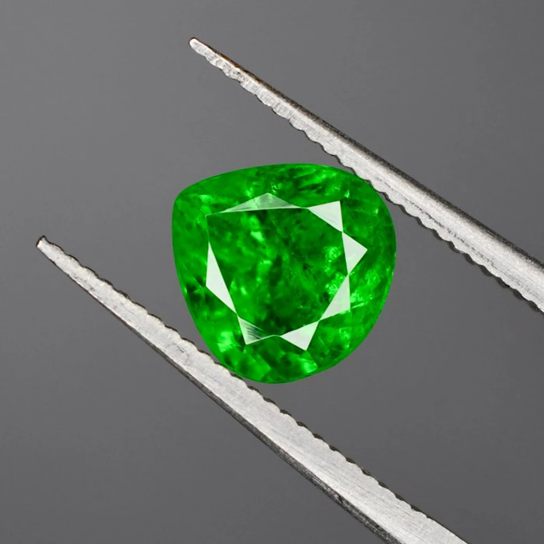 Green Tsavorite - 1.74 ct - International Gemological Institute (IGI)