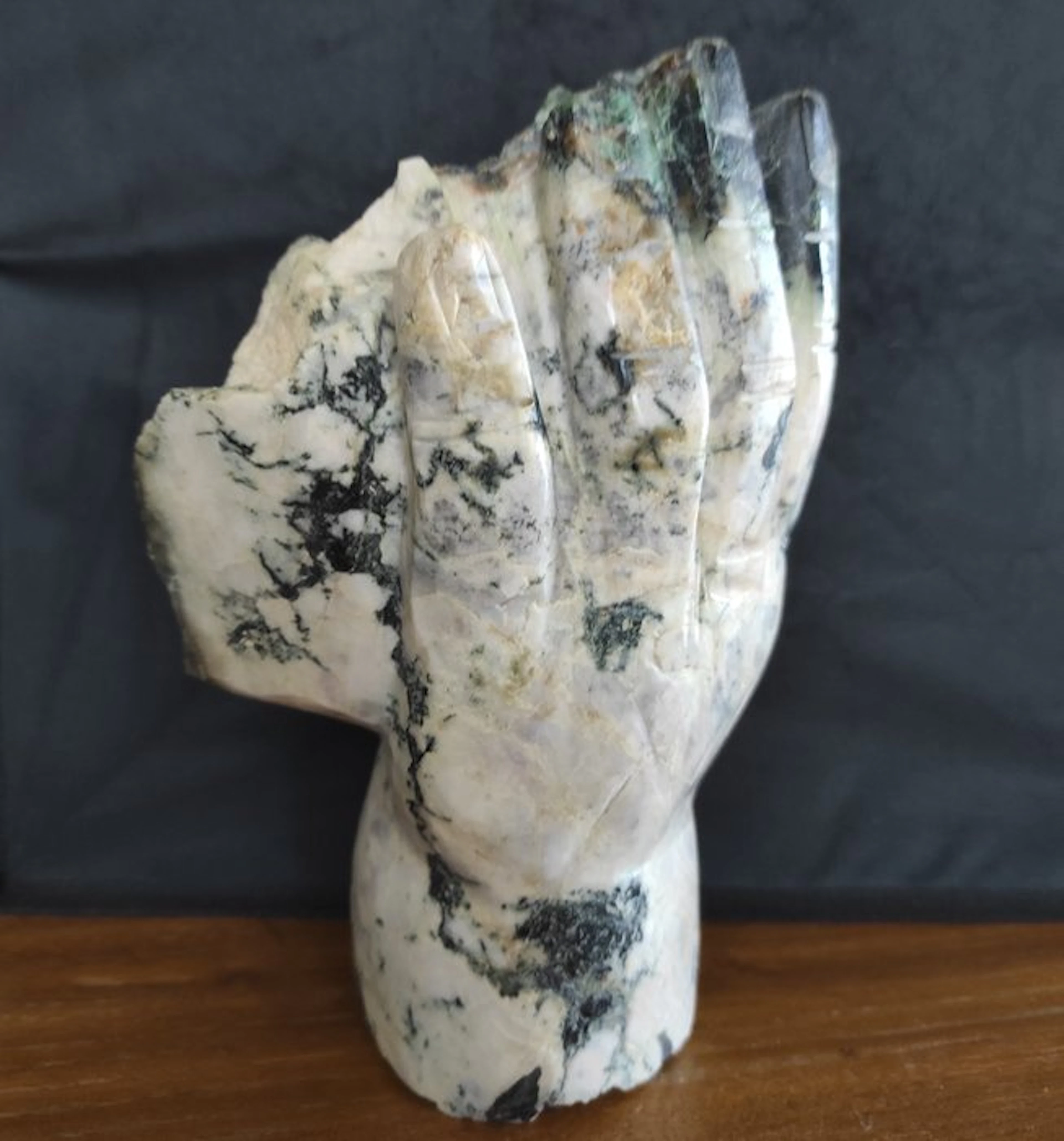 Emerald Block on hand - Height: 22 cm - Width: 16 cm- 4630 g - (1)