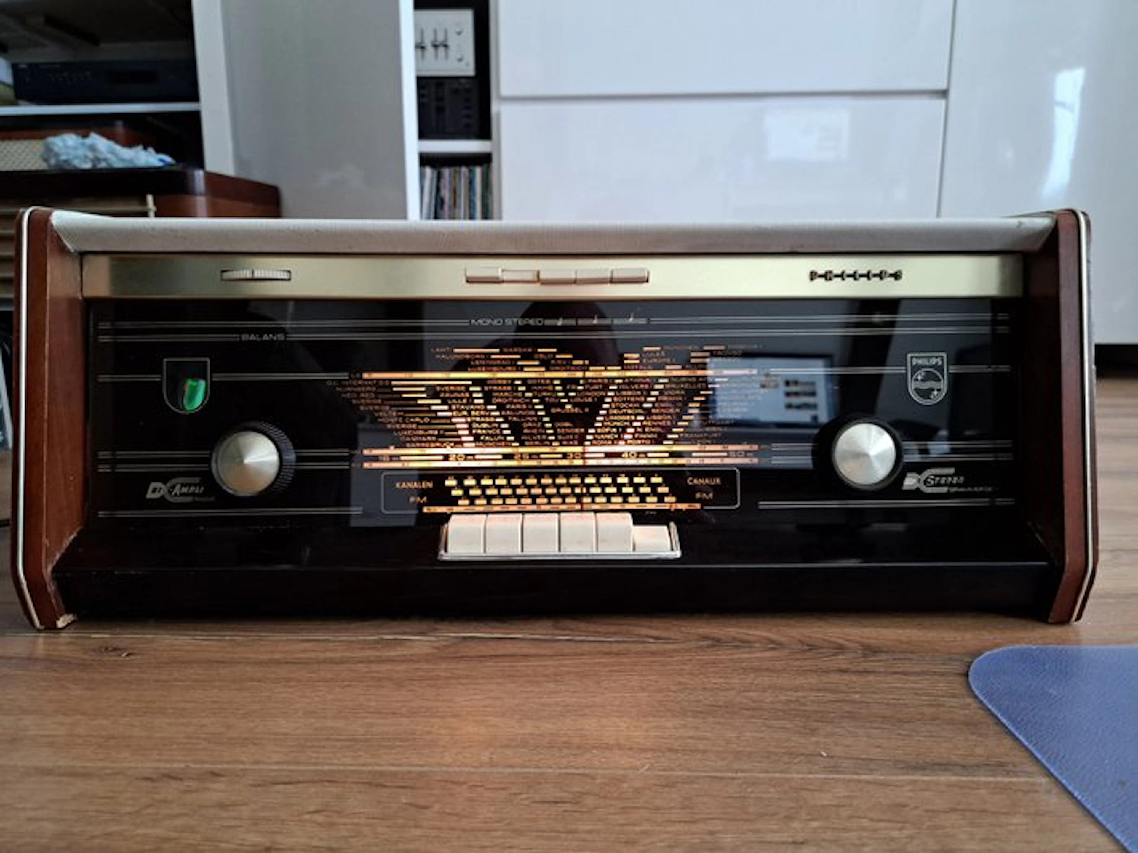 Philips - Bi- Ampli - Stereo with FM Tube radio