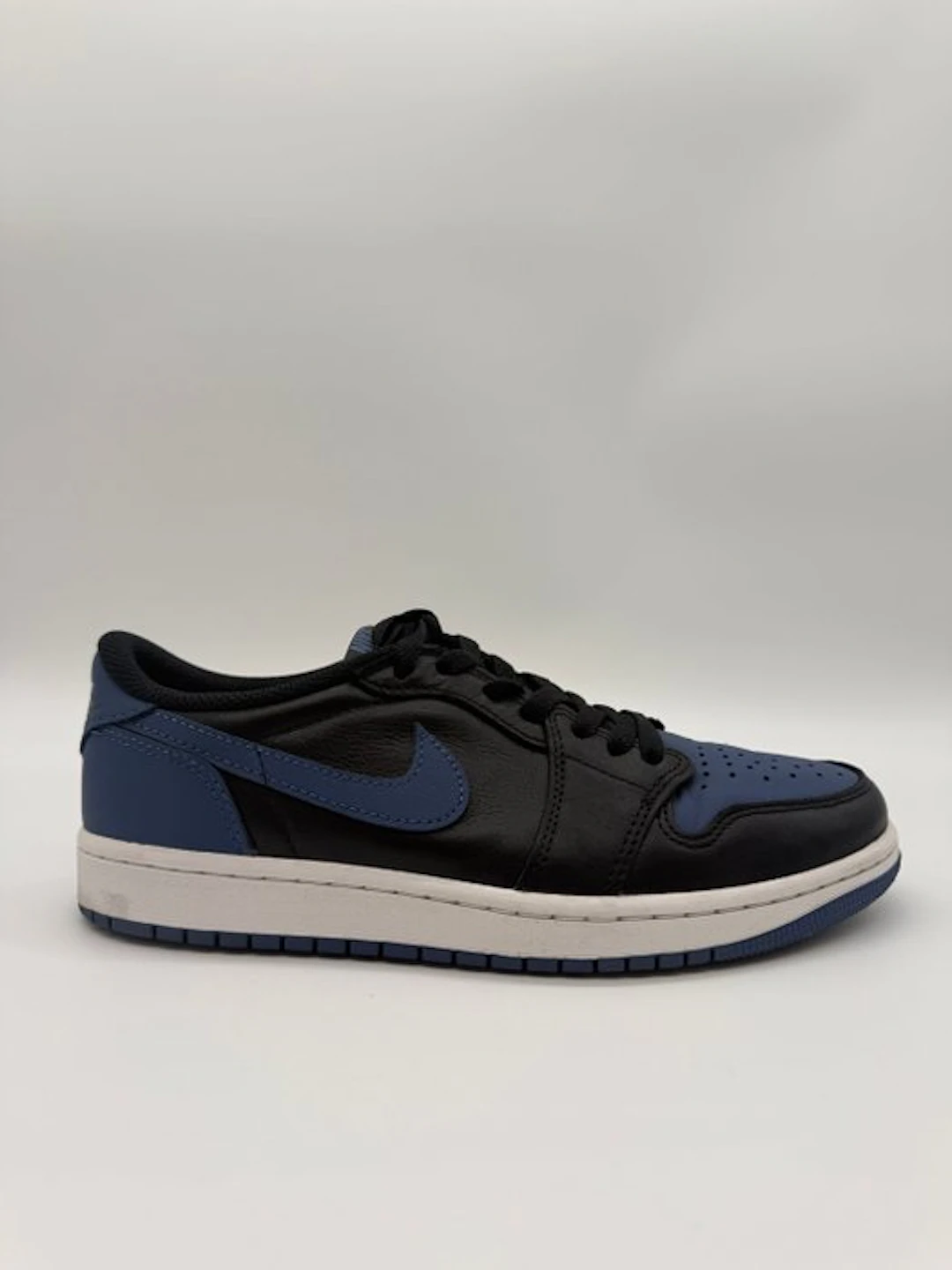 Nike - Nike Jordan 1 Retro Low OG Mystic Navy - Sneakers - Size: EU 40.5