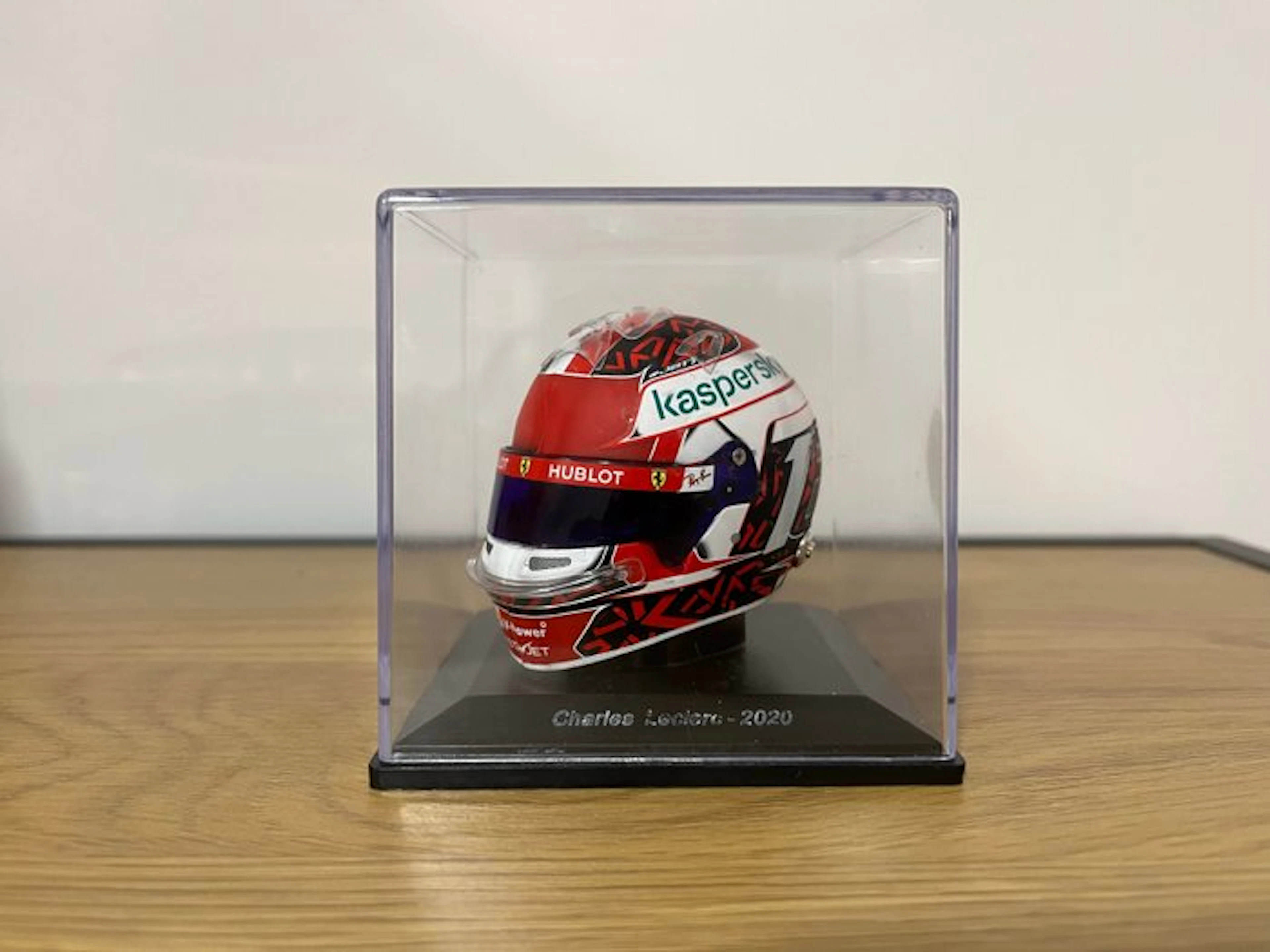 Spark 1:5 - Model race car - Bell - Charles Leclerc Ferrari 2020