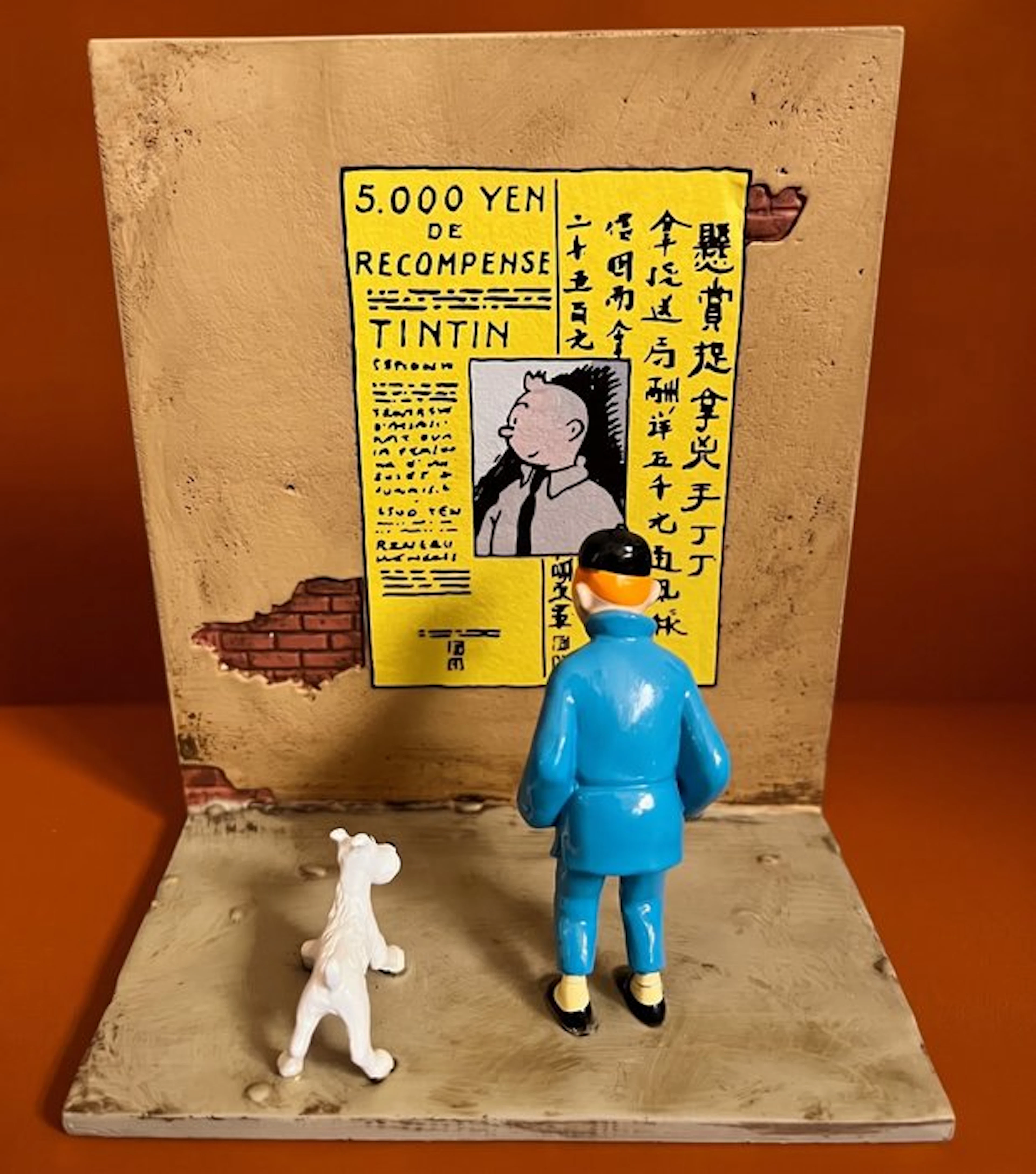 Moulinsart - Tintin - 1 - Tintin et Milou devant affiche 5.000 YEN