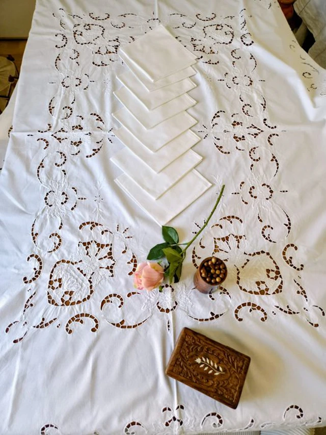Antike Richelieu-Tischdecke (reine Handarbeit