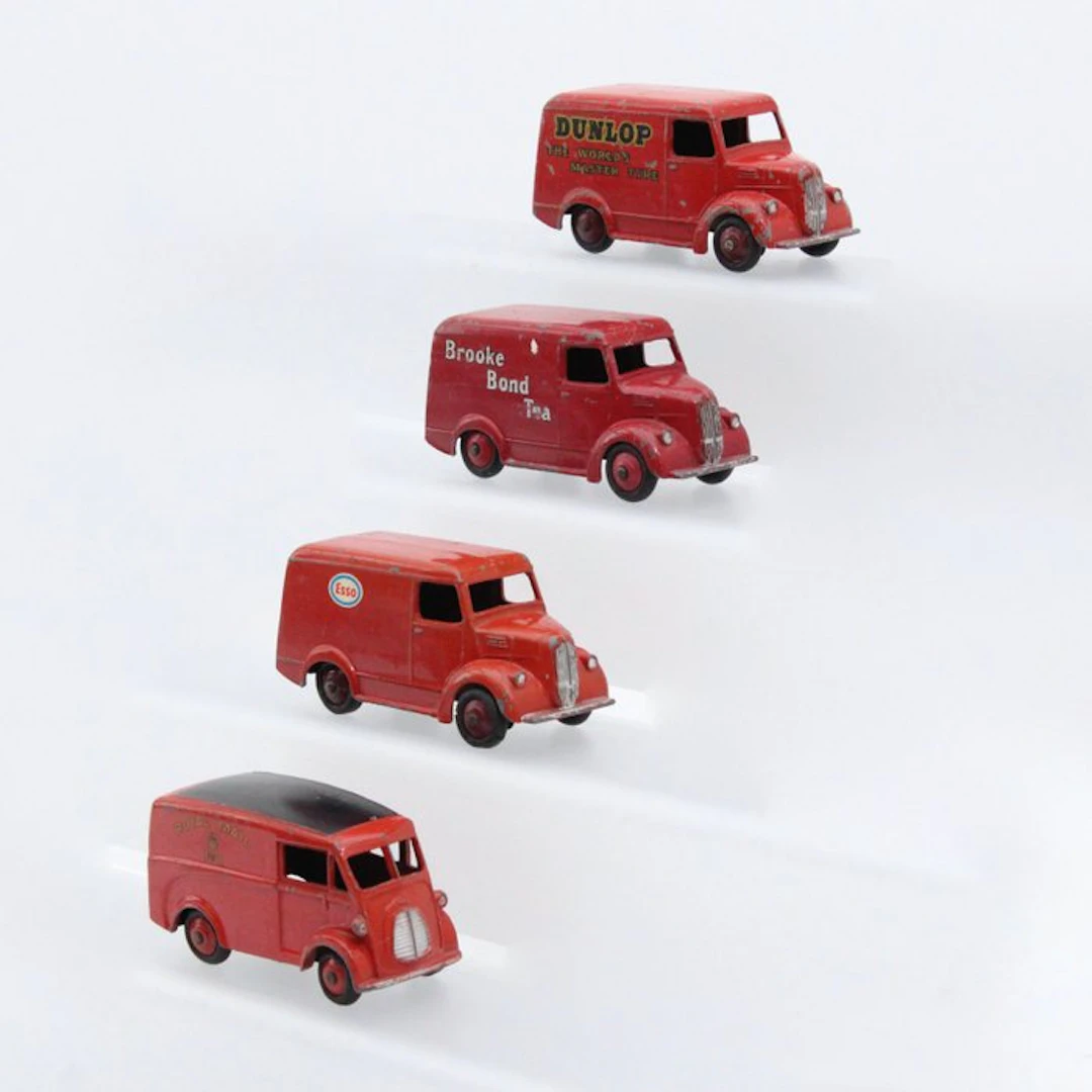 Dinky Toys 1:43 - Model car (4) - Trojan Dunlop - Trojan...