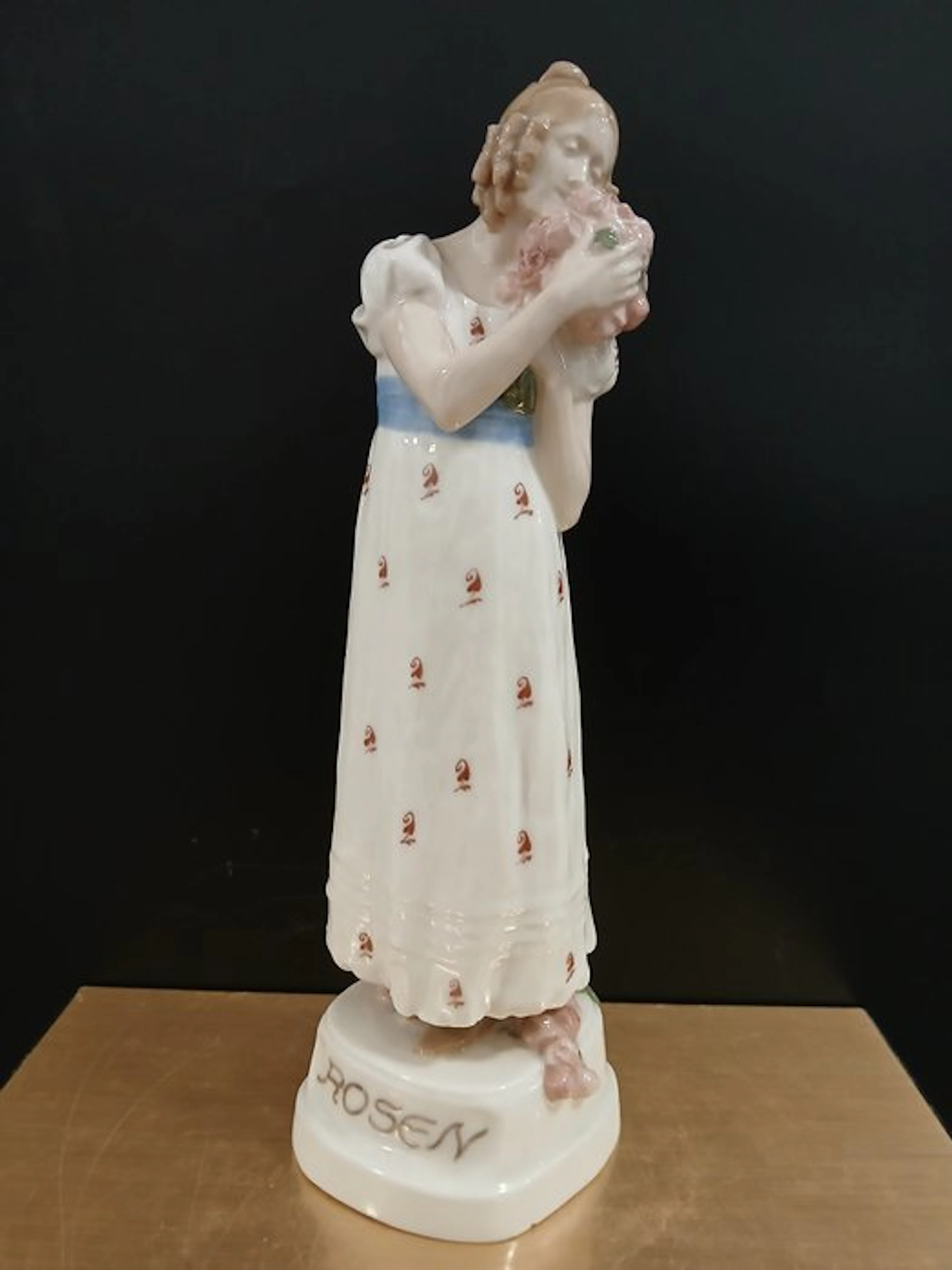 Figurine - "Rosen" - Girl with roses - Porcelain