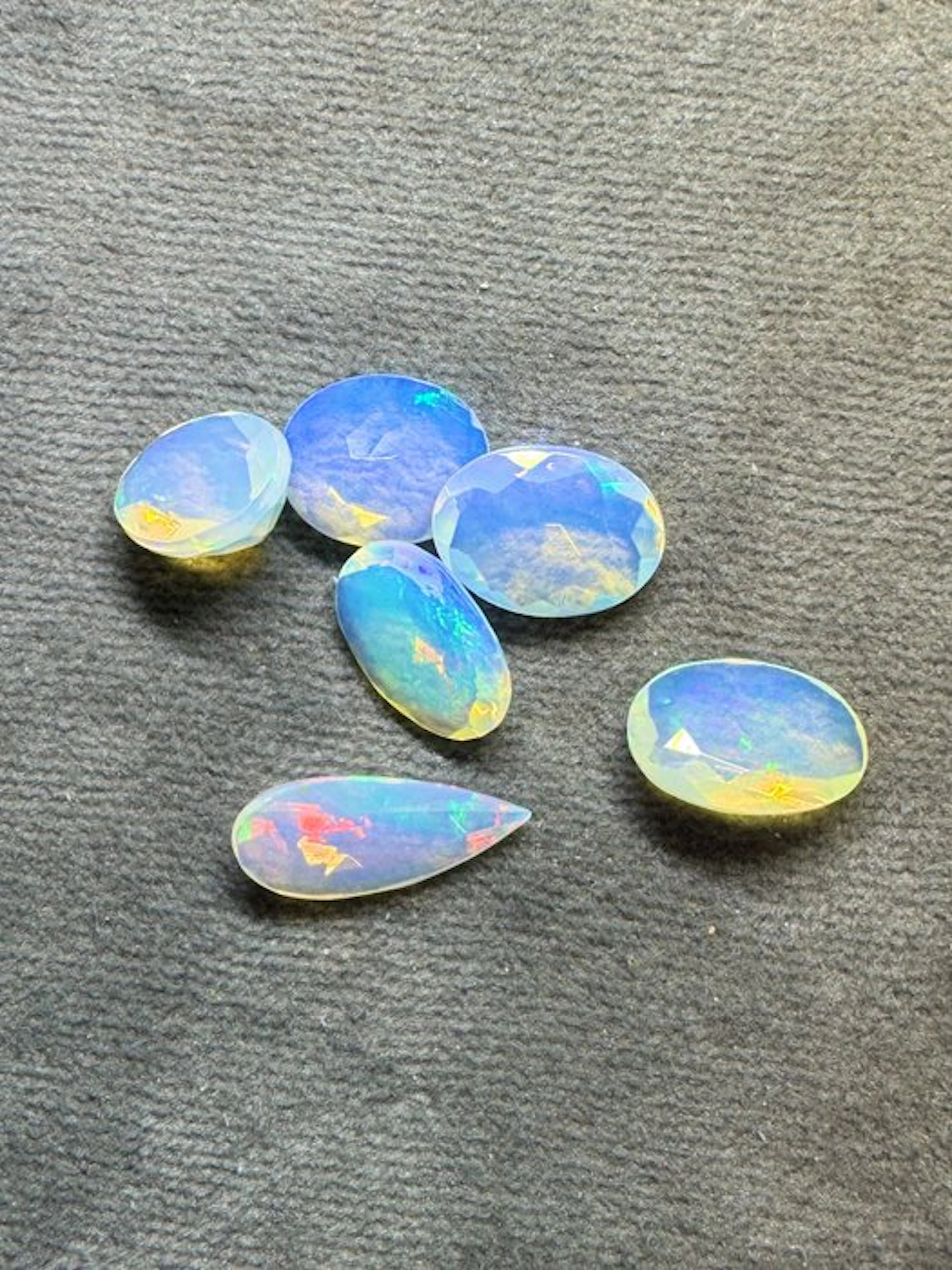 Lot of 6 Ethiopian white faceted opals - 7.65 carats Faceted mix- 1.53 g - (6)