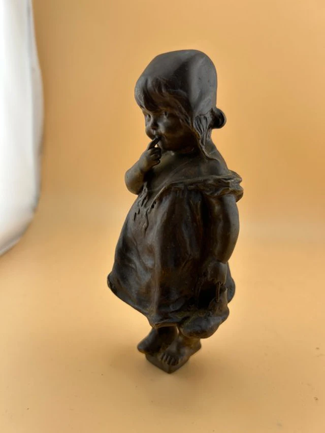 juan clara - Figure - Mädchen mit Finger am Mund - Bronze, Metal