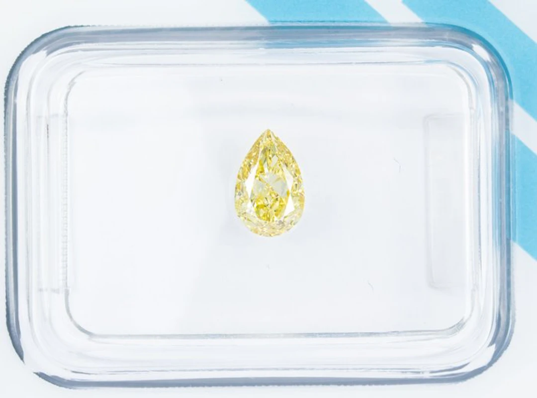 No reserve price - 1 pcs Diamond (Natural coloured)...