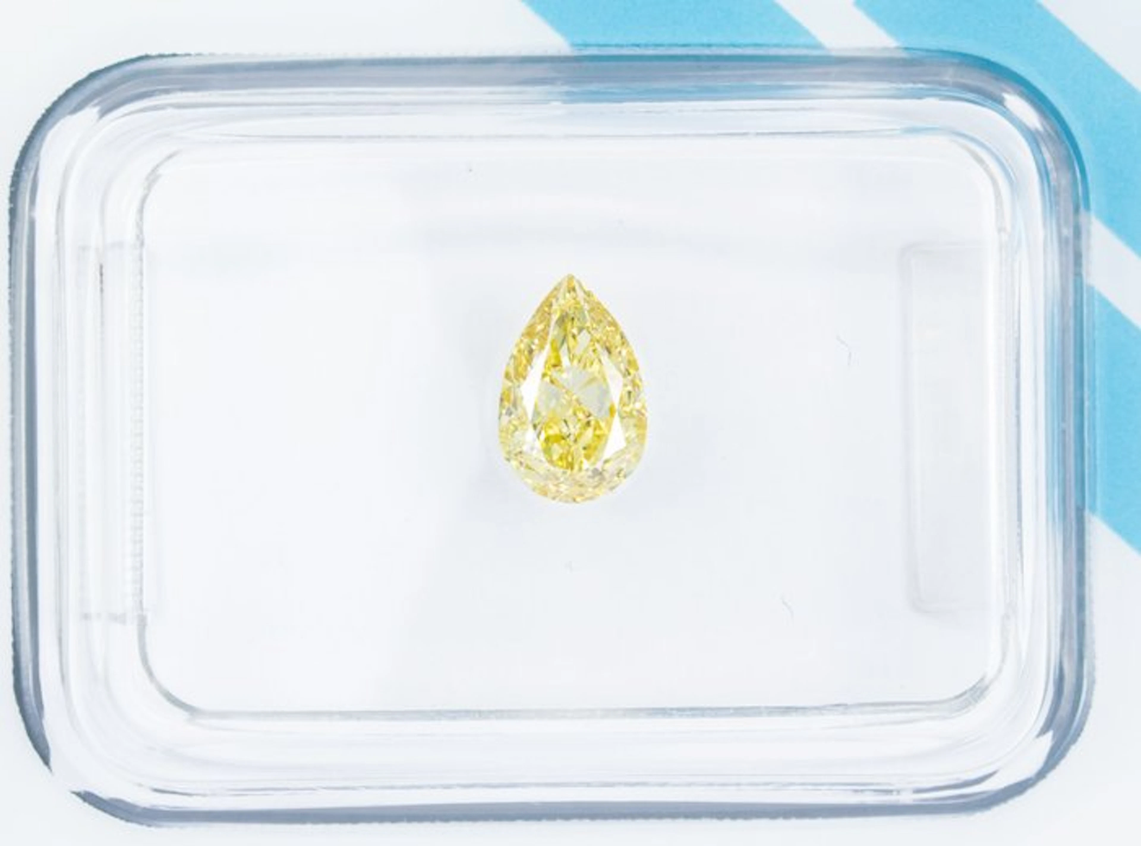 No reserve price - 1 pcs Diamond (Natural coloured)...