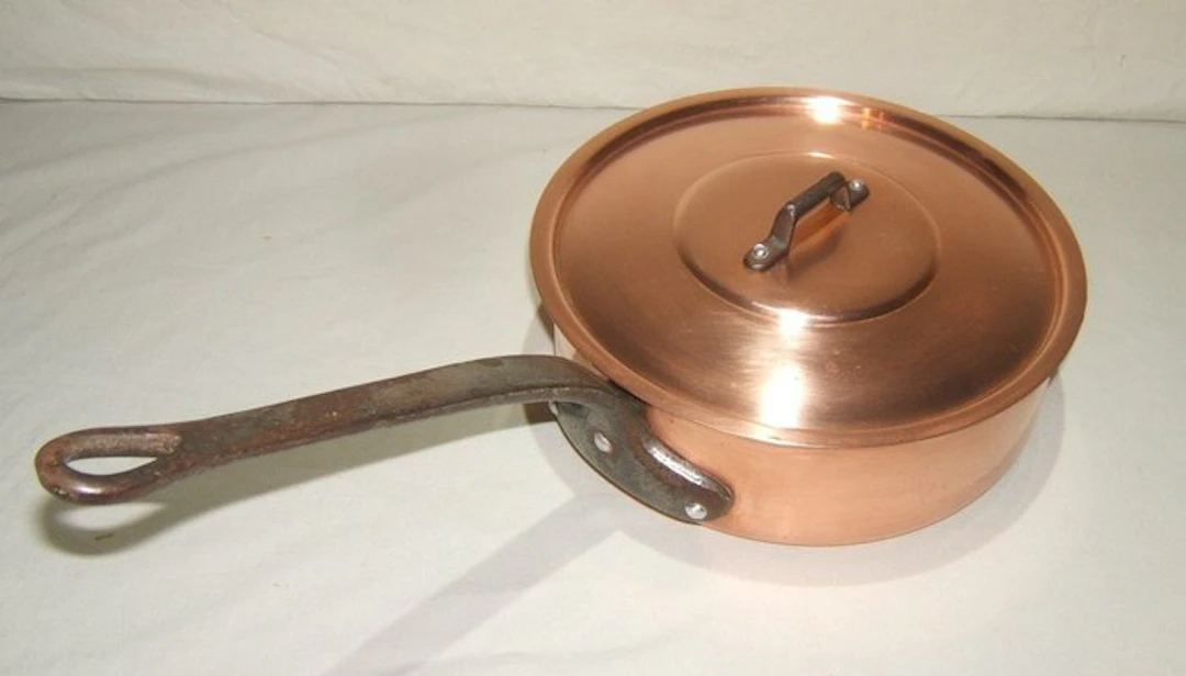 Een degelijke koperen Franse hapjespan met deksel - Skillet - Copper, Cast iron
