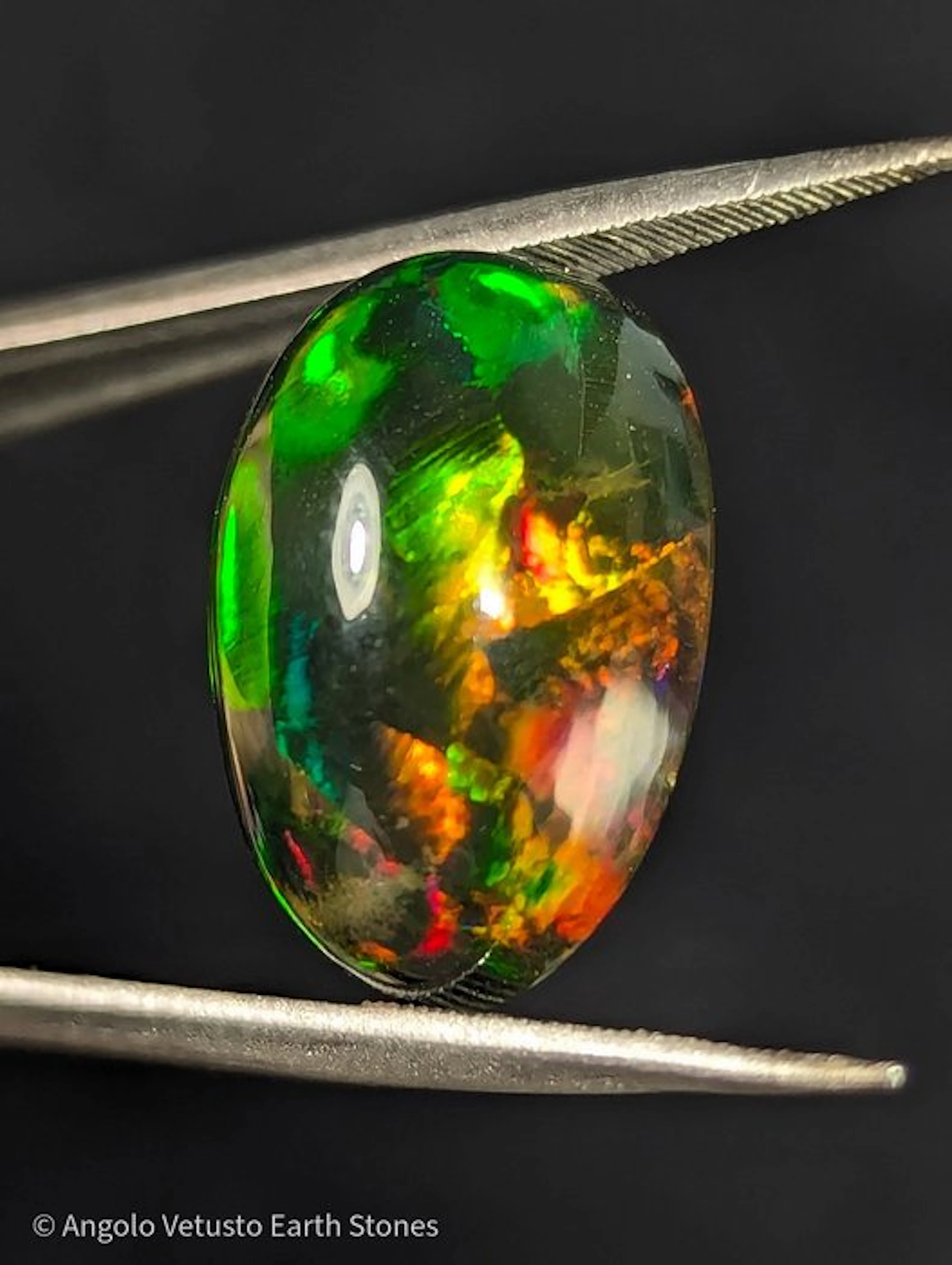 7.91 ct - Stunning Smoked Ethiopian Opal – Oval Cabochon...