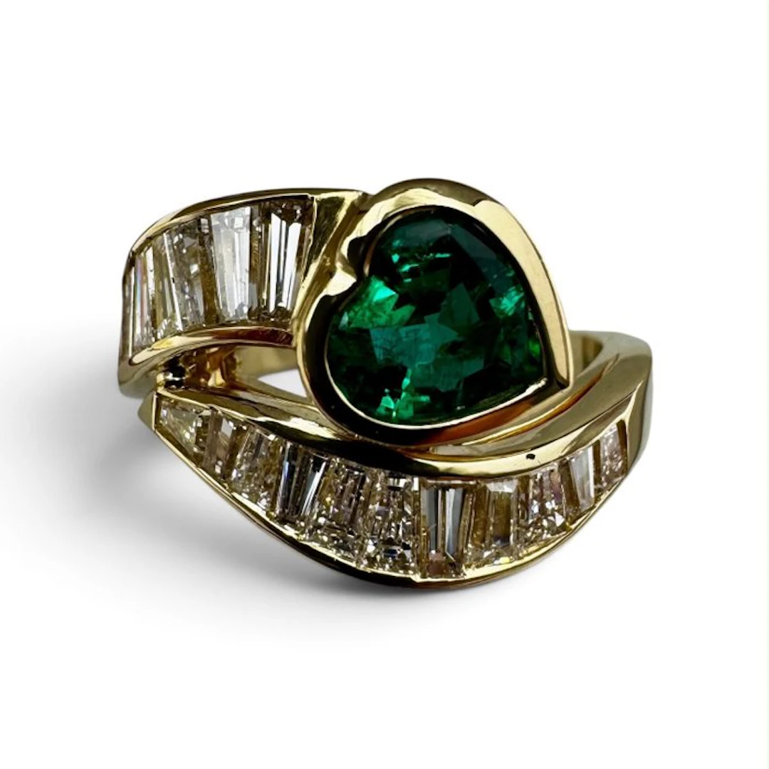 Ring - 18 kt. Yellow gold Emerald - heart-shaped emerald with diamonds