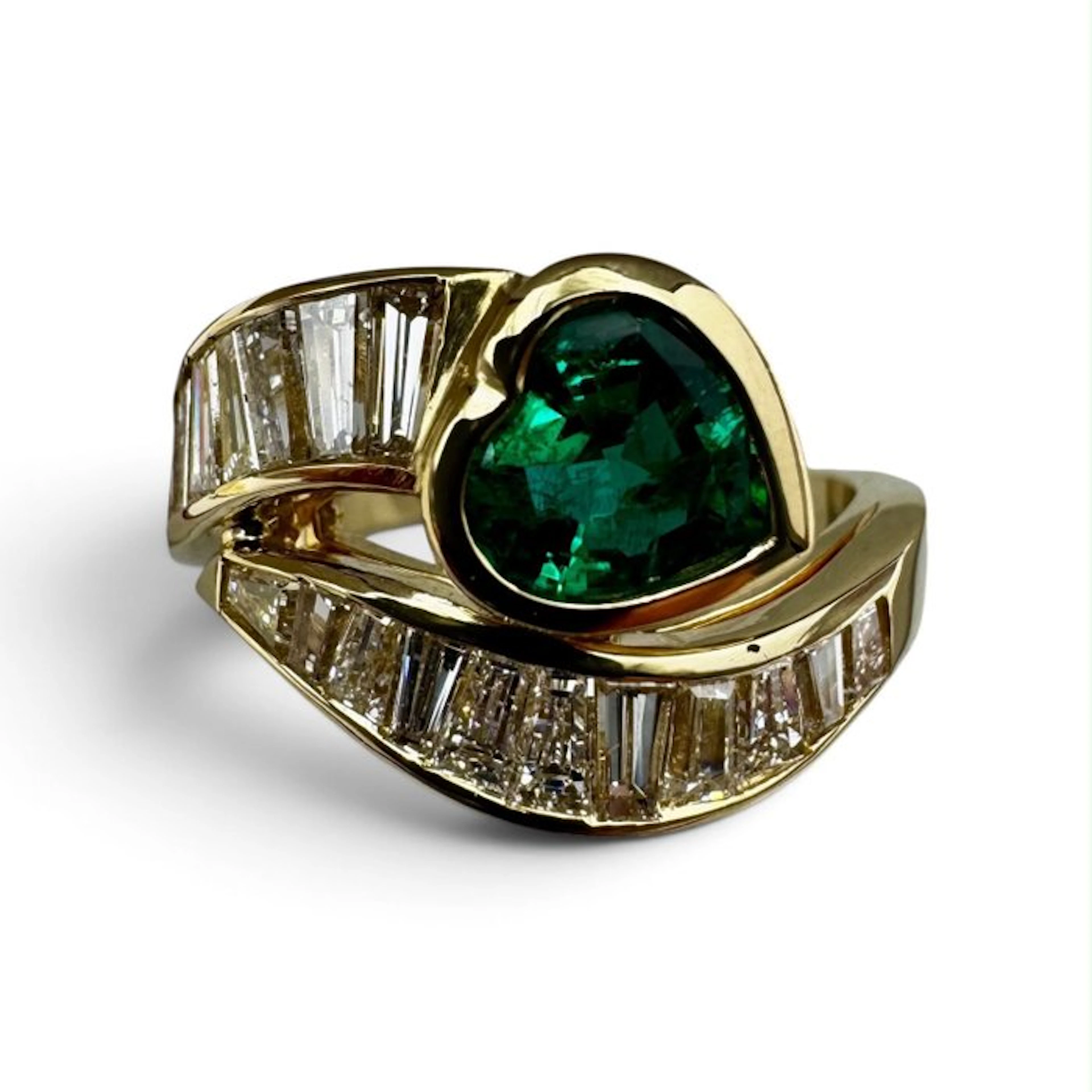 Ring - 18 kt. Yellow gold Emerald - heart-shaped emerald with diamonds