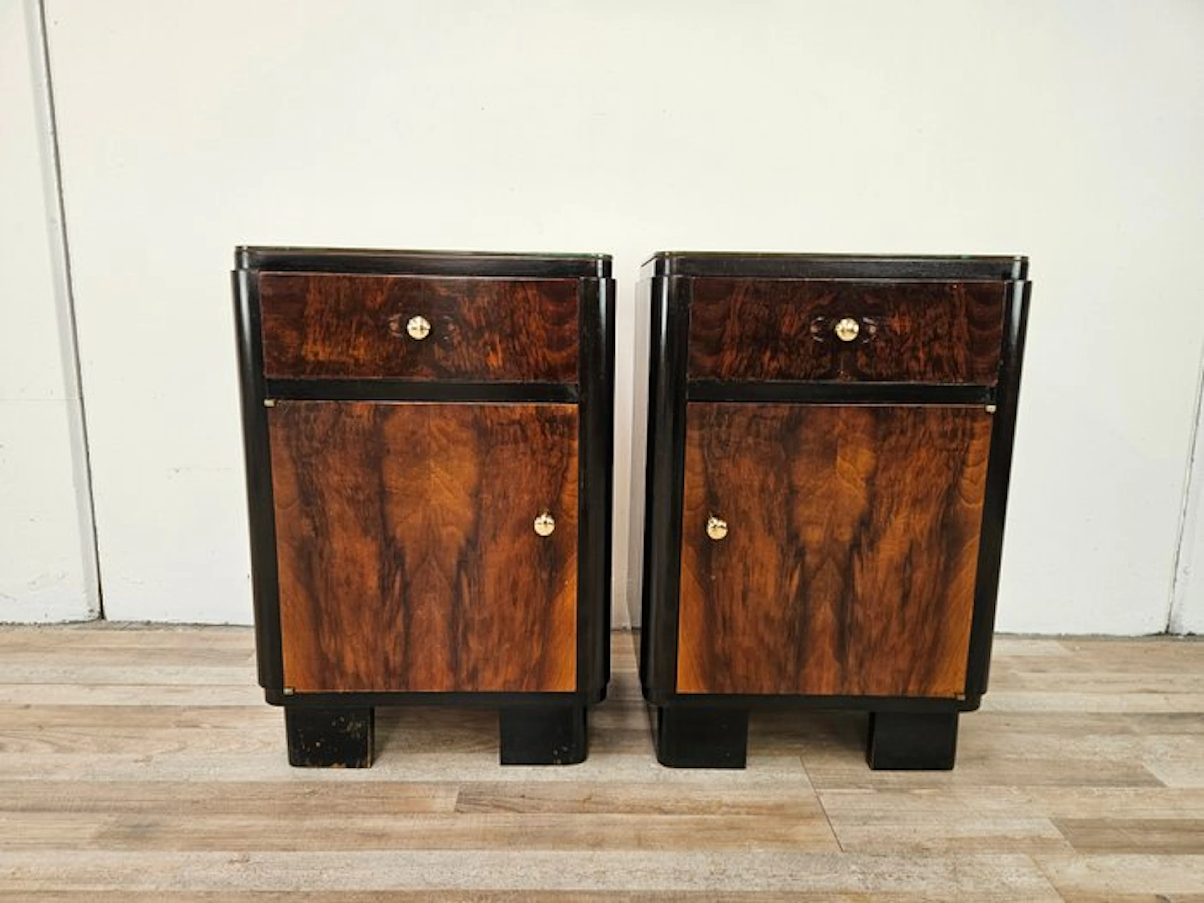 Nightstand (2) - Art Deco nightstands in walnut burl and pink glass