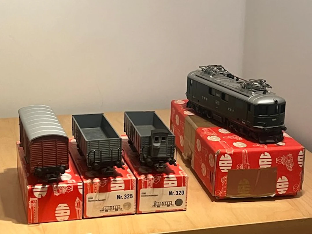 HAG H0 - Model train (4) - "Re 4/4 I" with 3 freight wagons - SBB, CFF