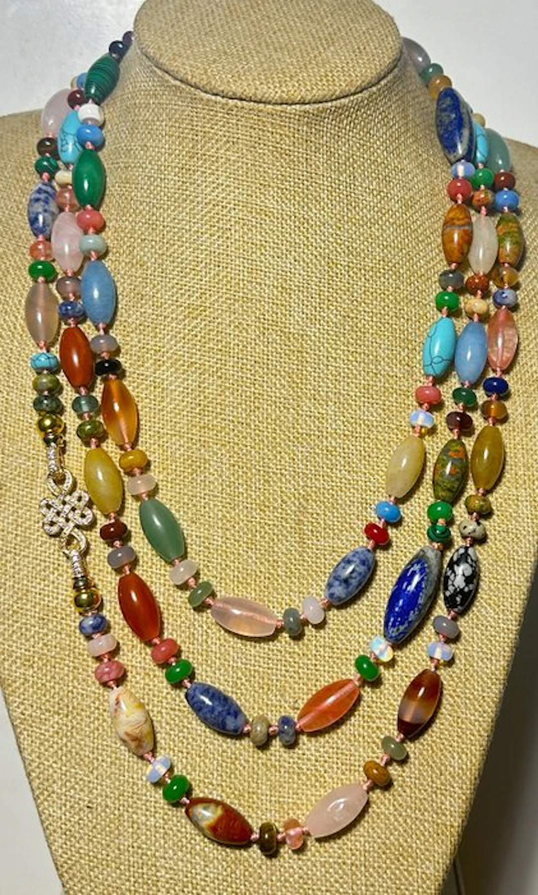 Lapis lazuli; Ruby Zoisite; Nephrite; Jasper; Quartz; Carnelian..