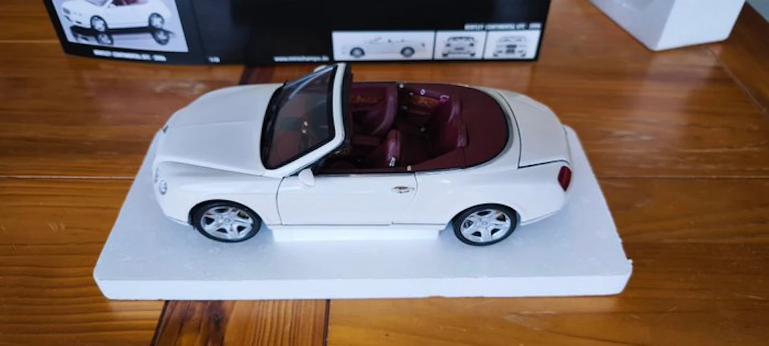 MiniChamps 1:18 - Model car - Bentley Continental GTC - 2006