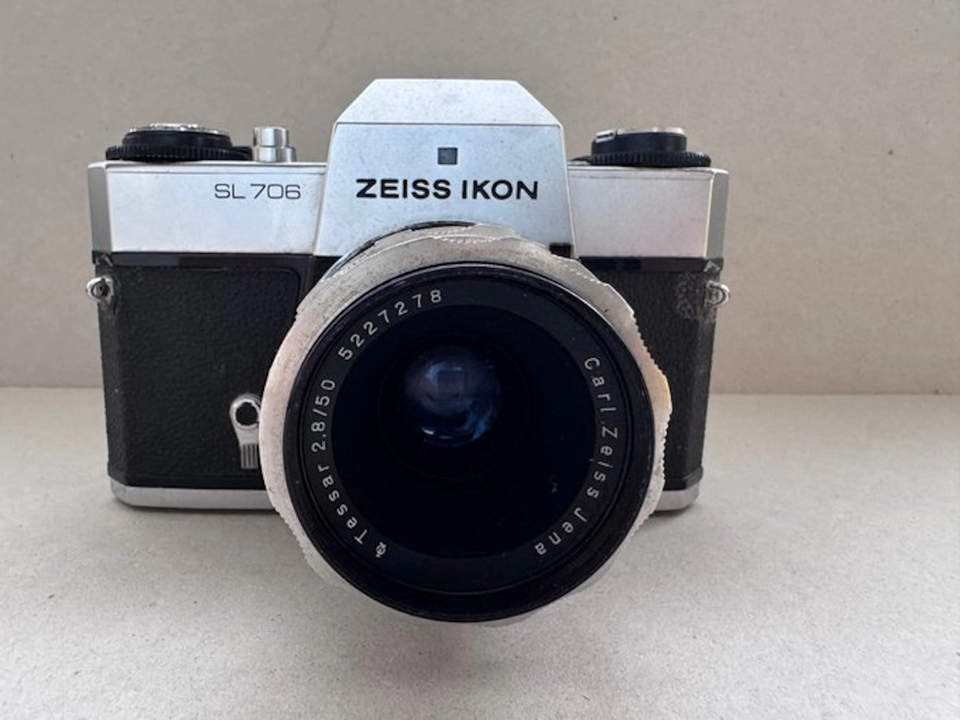Zeiss Ikon SL 706 + CZJ Tessar 2,8/50mm - M42 | Single lens reflex camera (SLR)