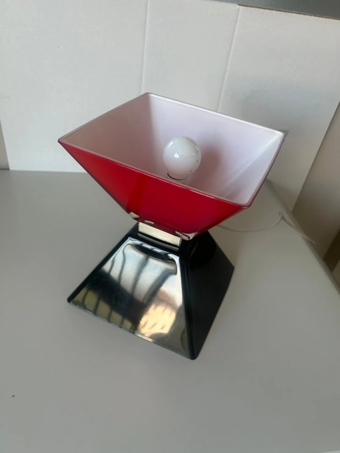 Due p illuminazione - Table lamp - Glass plate - black/red lamp