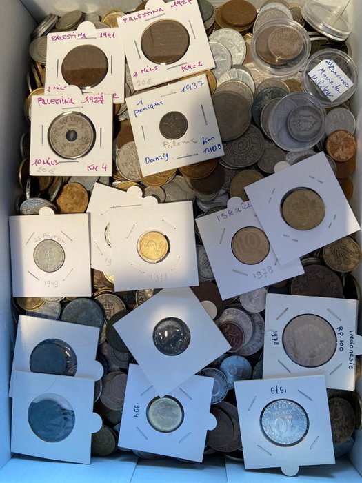 Large batch of 9.1 kg of coins from multiple countries around the world.