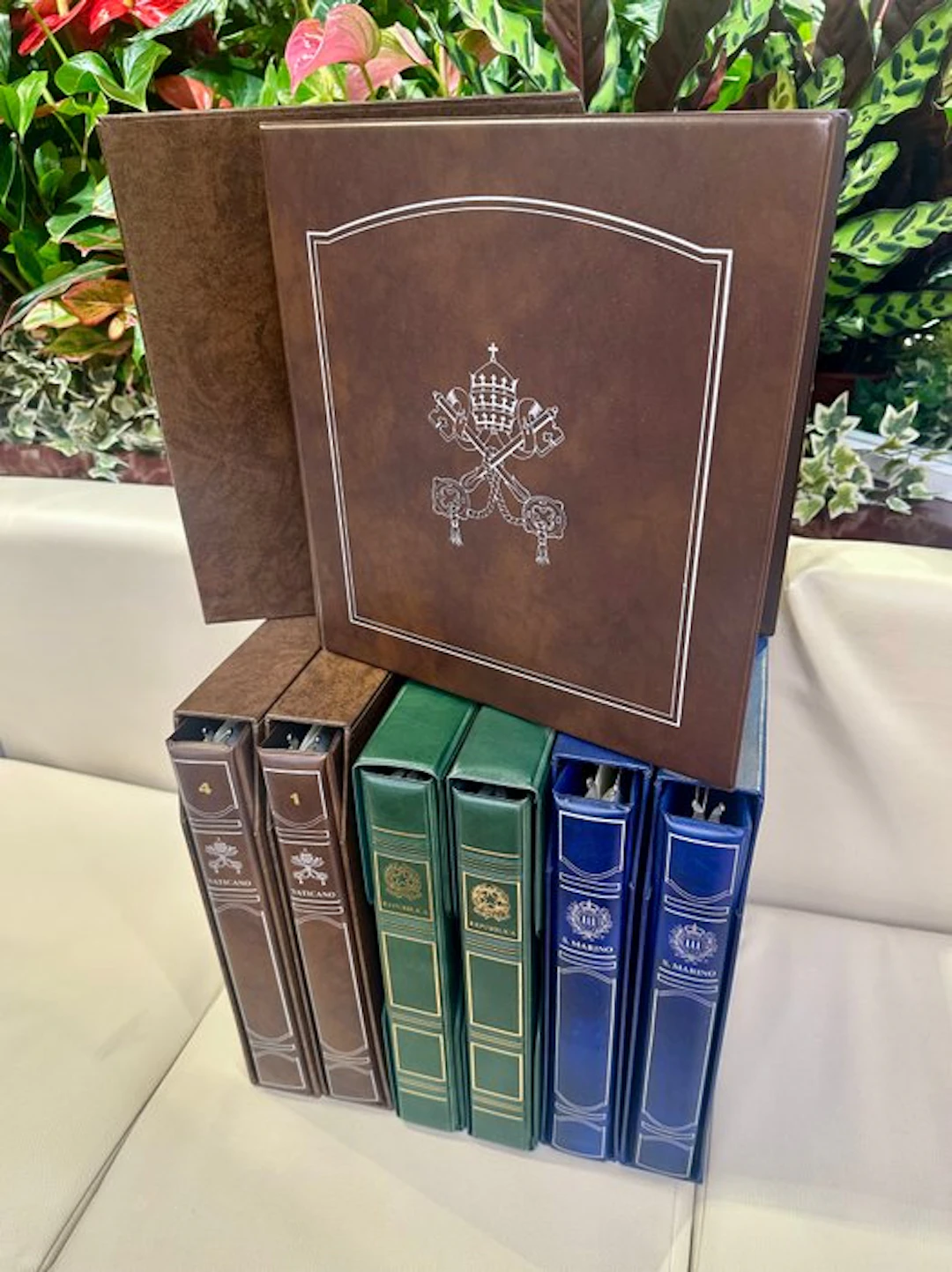 Italian Area - 7 22-ring binders with case, Abafil and MasterPhil, like new