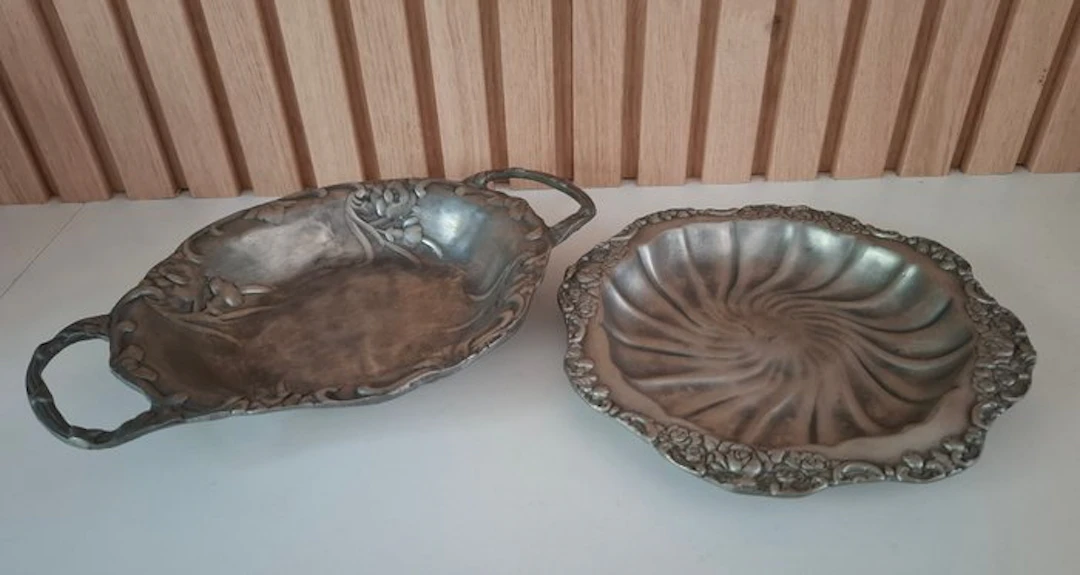 Platter (2) - Tin - Set of 2 floral bowls.