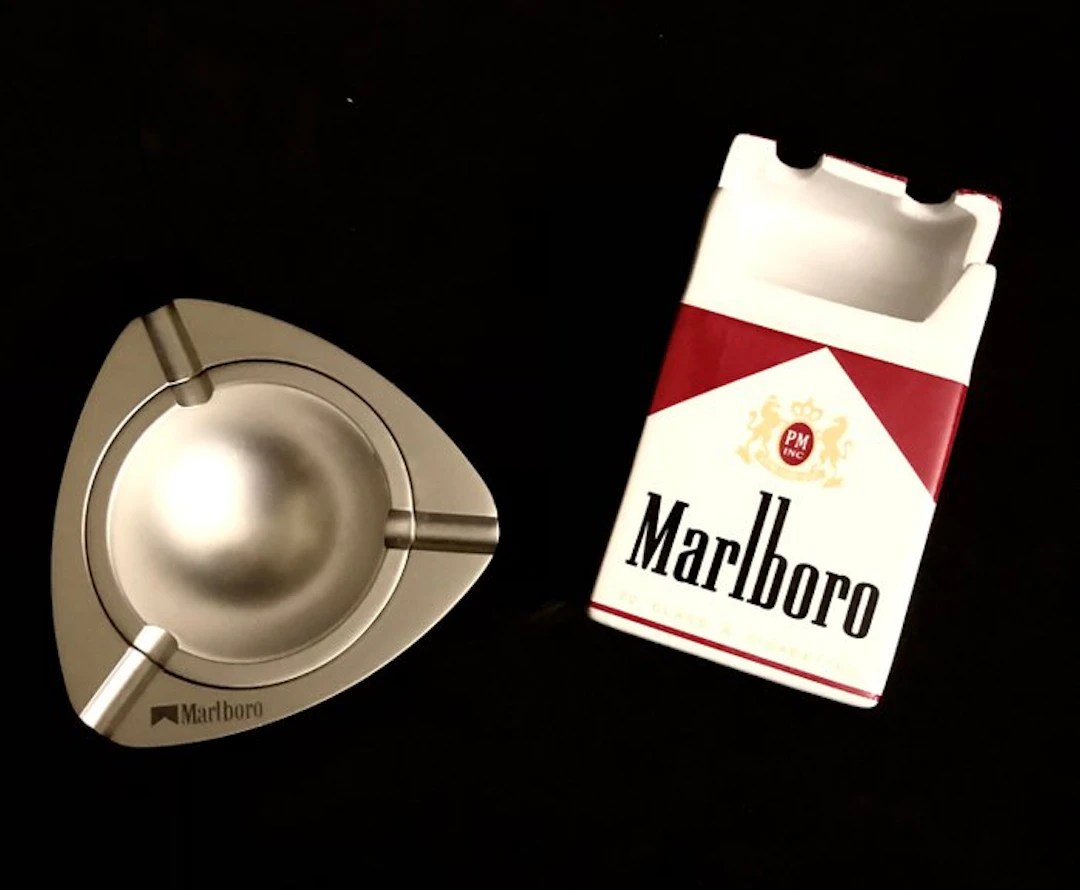 MARLBORO - Ashtray (2) - A collection - set of two MARLBORO advertising items