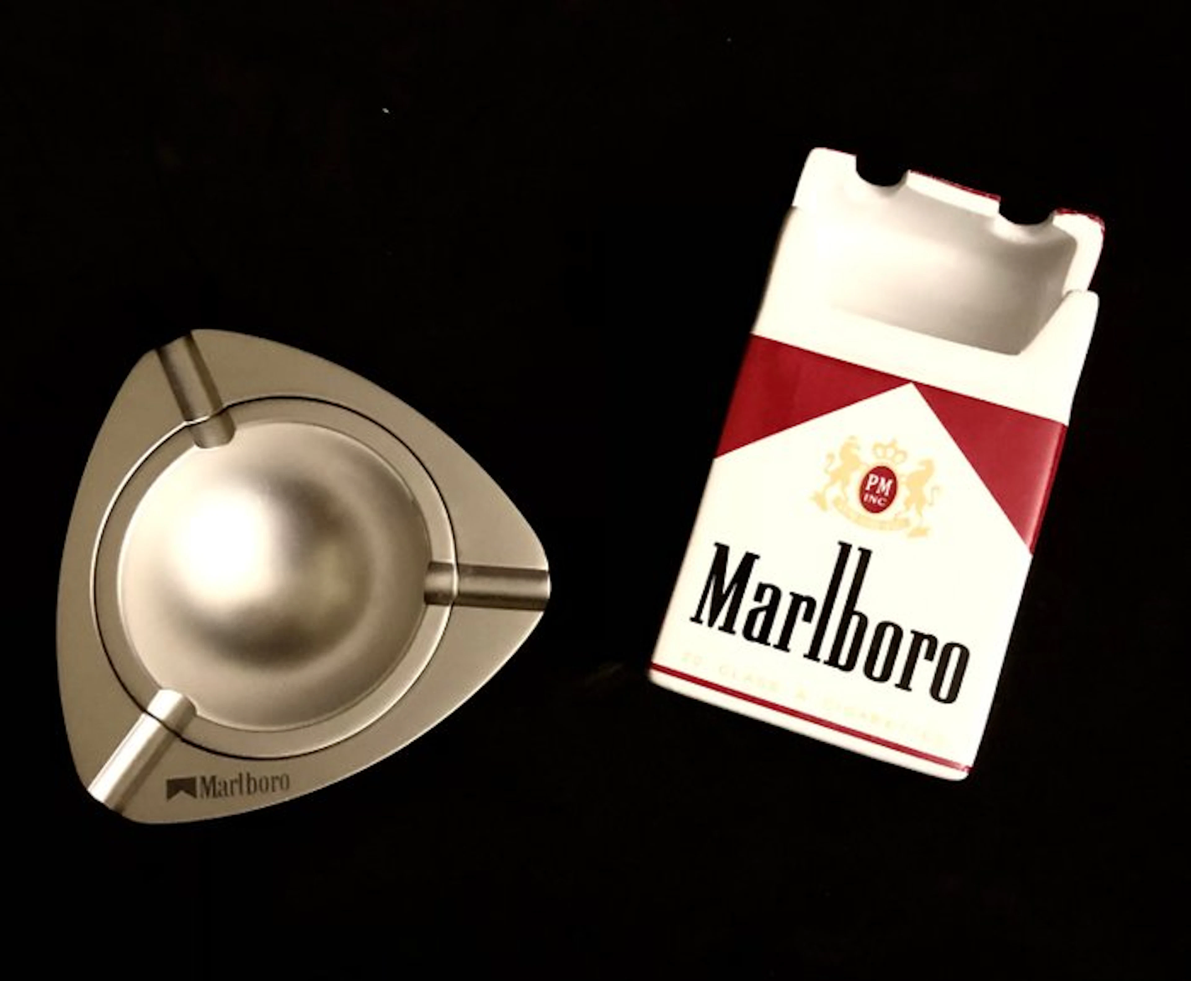 MARLBORO - Ashtray (2) - A collection - set of two MARLBORO advertising items