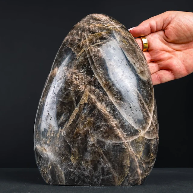 Exclusive moonstone freeform – A play of light and mysterious depth- 3318.88 g