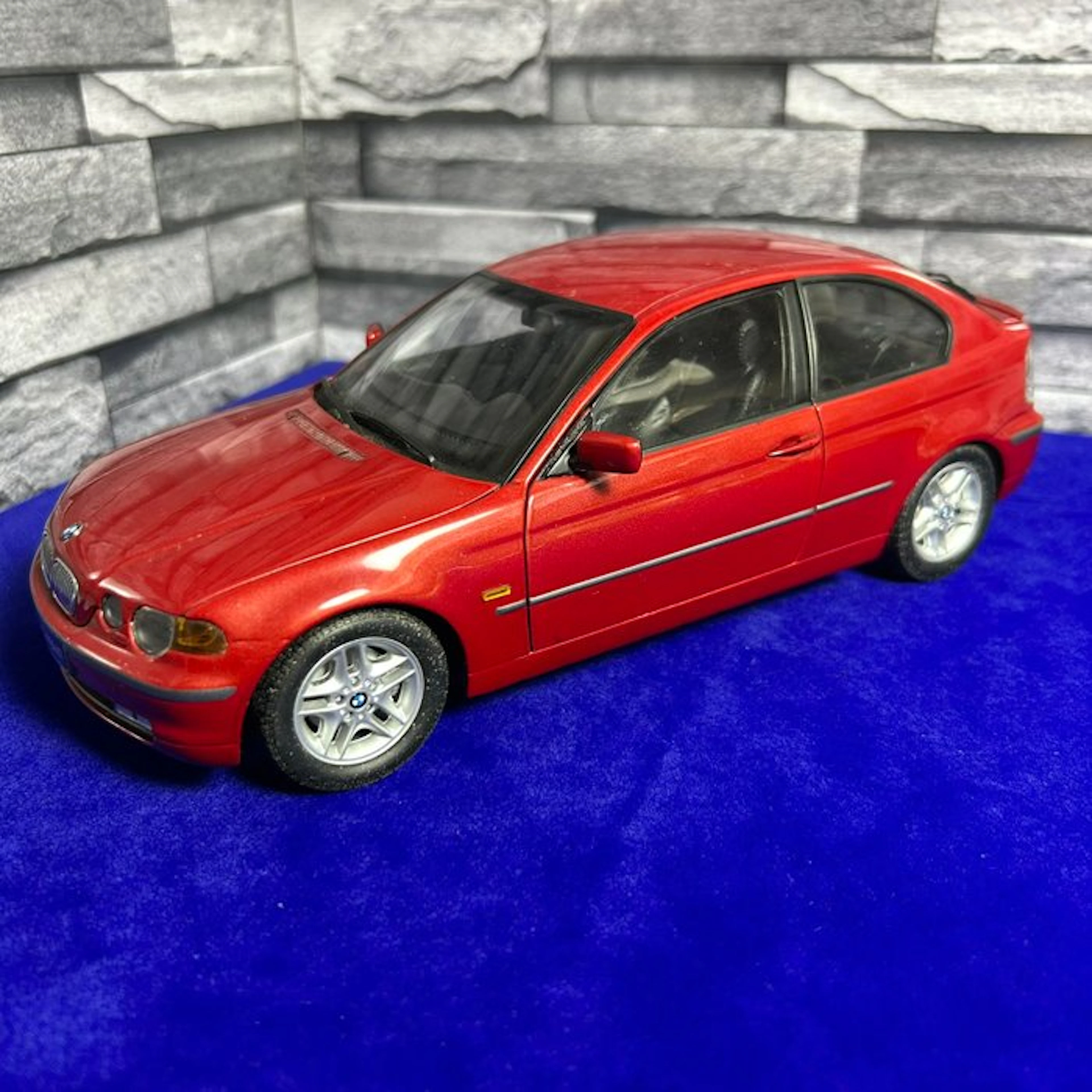 Kyosho 1:18 - Model car - BMW 325ti Compact, Rosso Interni Neri