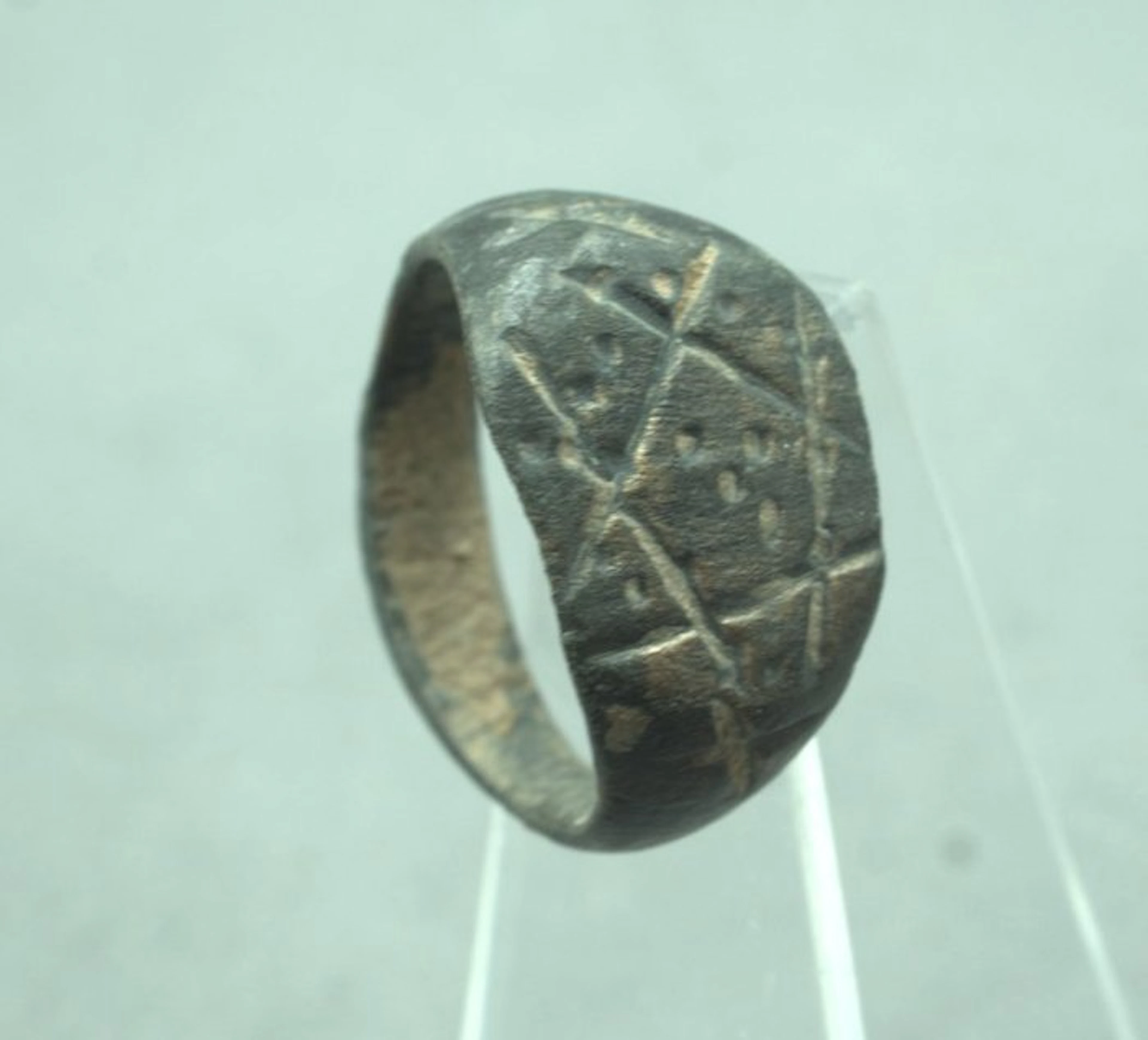 Medieval Bronze Finger ring engraved with a hexagram - 21 mm