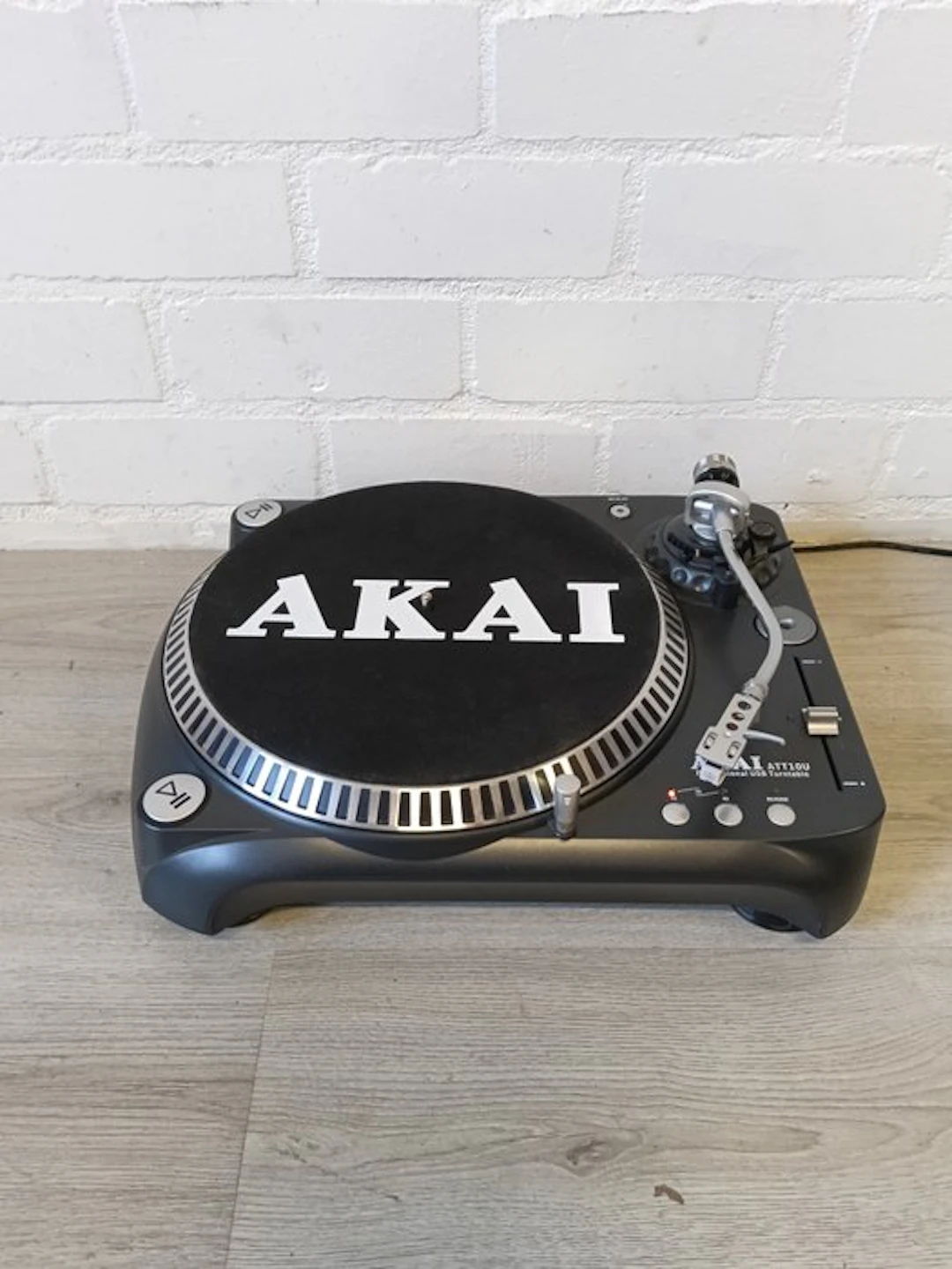 Akai - ATT10U Belt-Drive USB with Built-in Phono Preamp Turntable