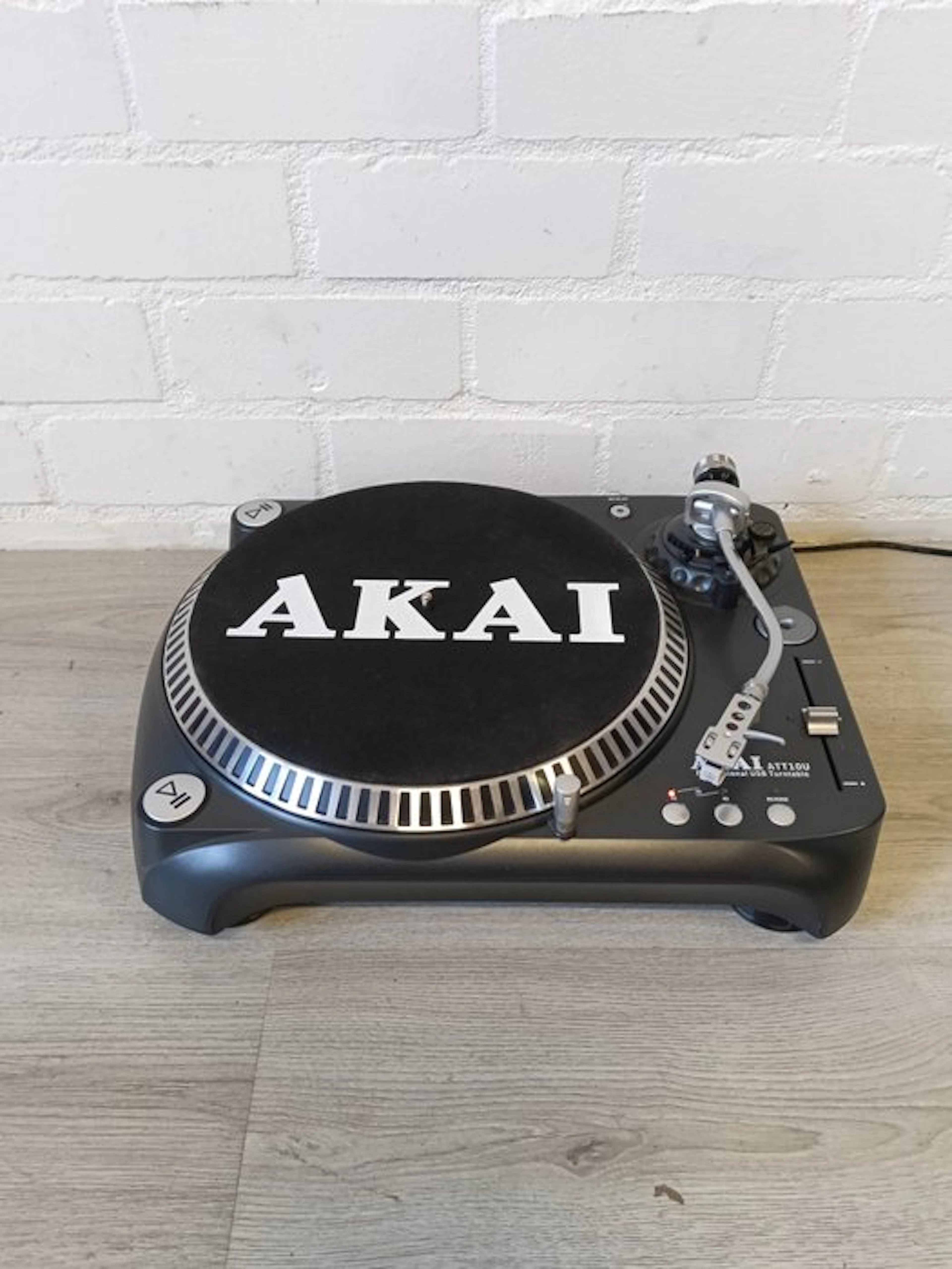 Akai - ATT10U Belt-Drive USB with Built-in Phono Preamp Turntable