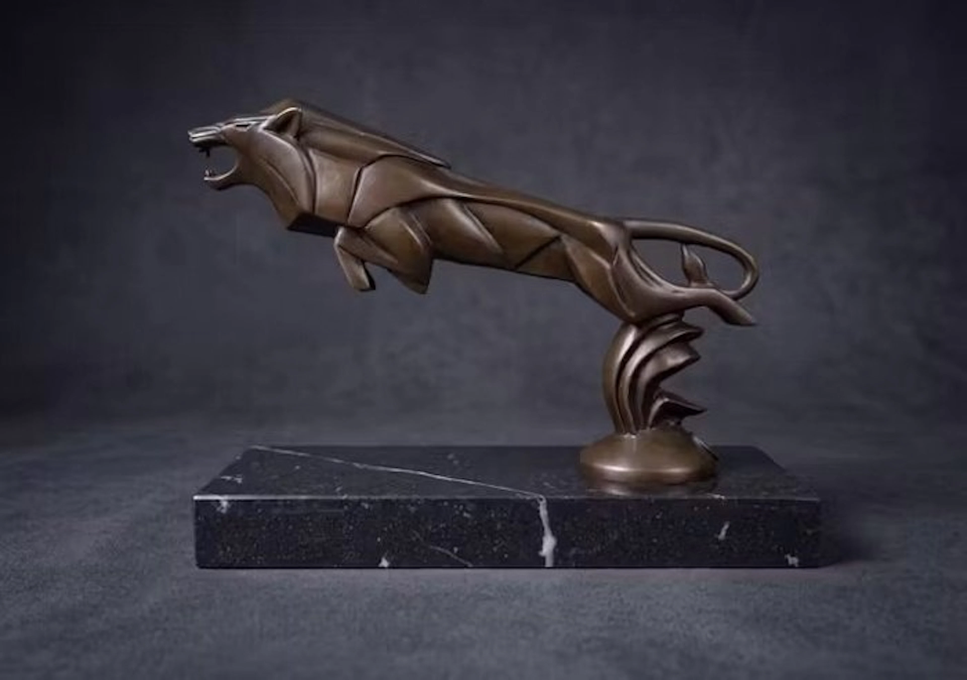 Statue, Springende leeuw 22 cm Naar: Casimir Brau - 17 cm - Bronze, Marble