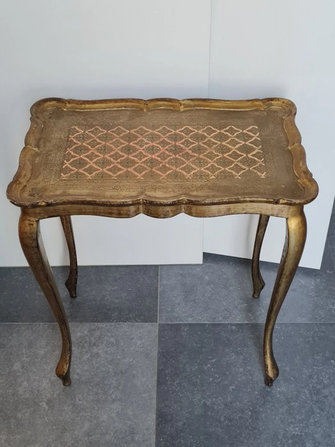 Side table - Beautiful, elegant Florentine side table. - Wood