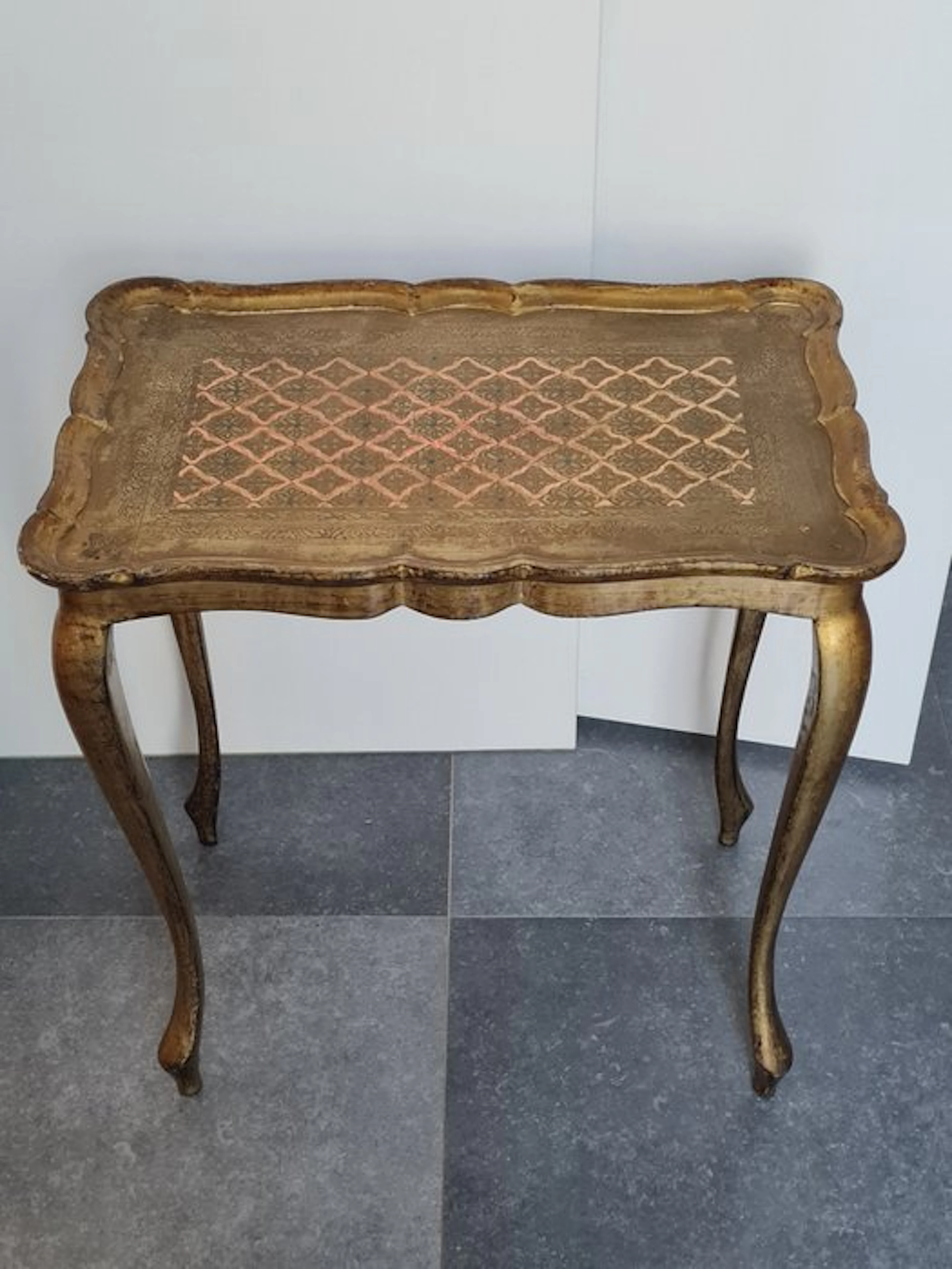 Side table - Beautiful, elegant Florentine side table. - Wood