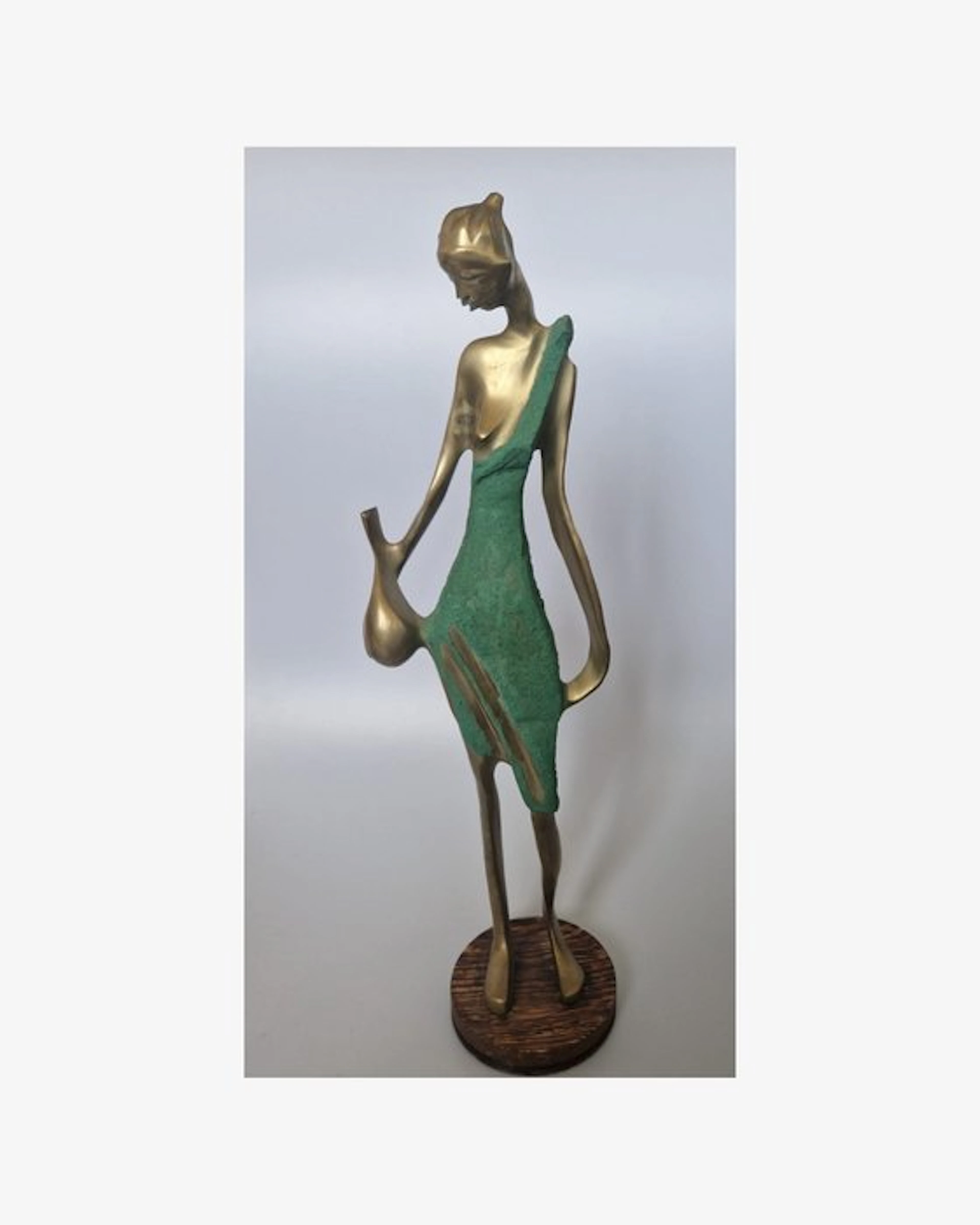 Statue, Modernistische vrouwenfiguur met kruik –...