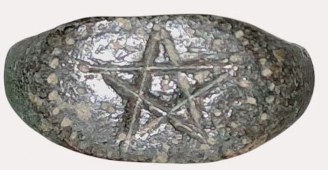 Medieval -Bronze-very rare talisman ring with a magical...