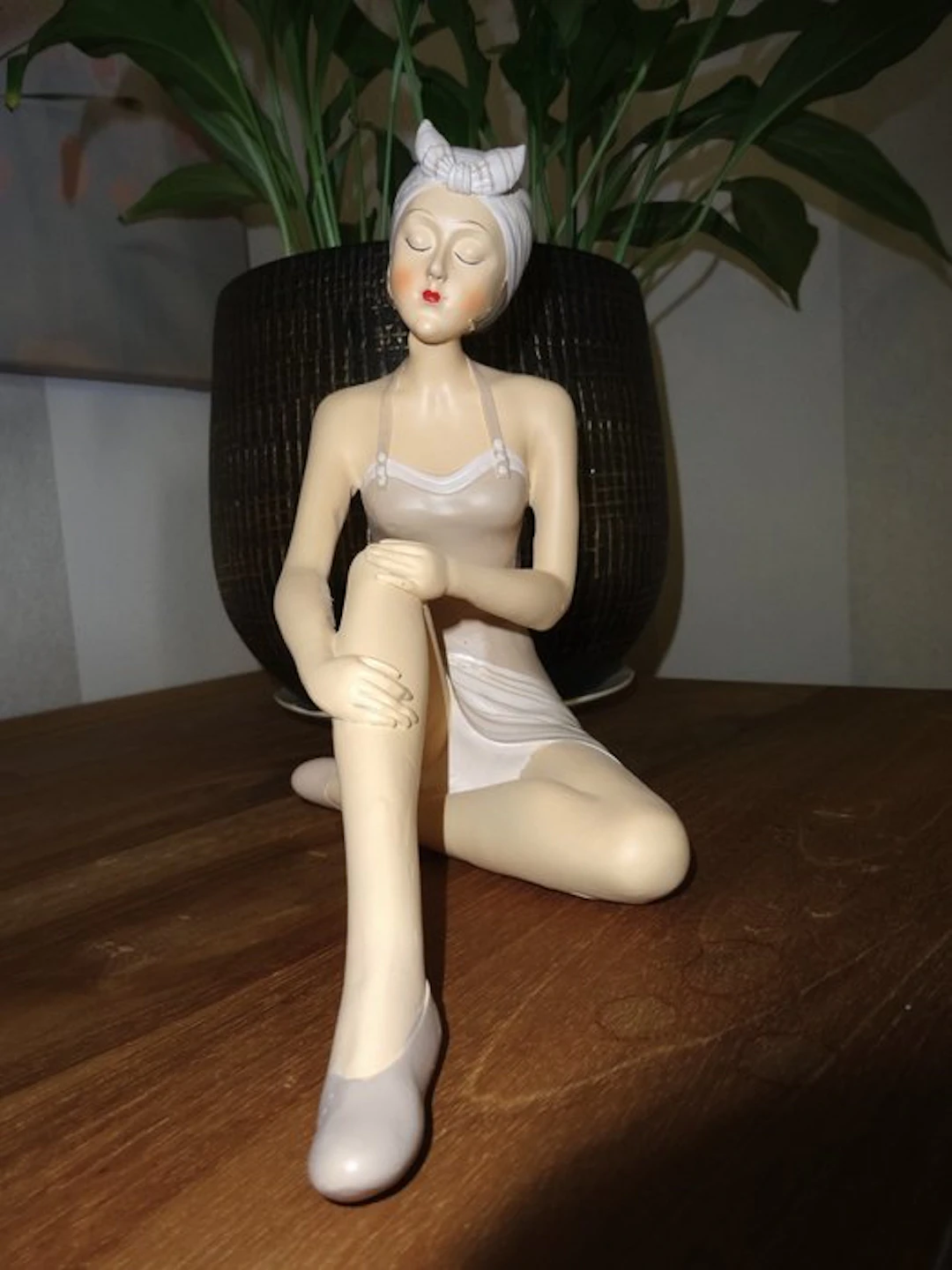 Francois Arvi - Statuette, Lady in Negligé - 23 cm - Resin