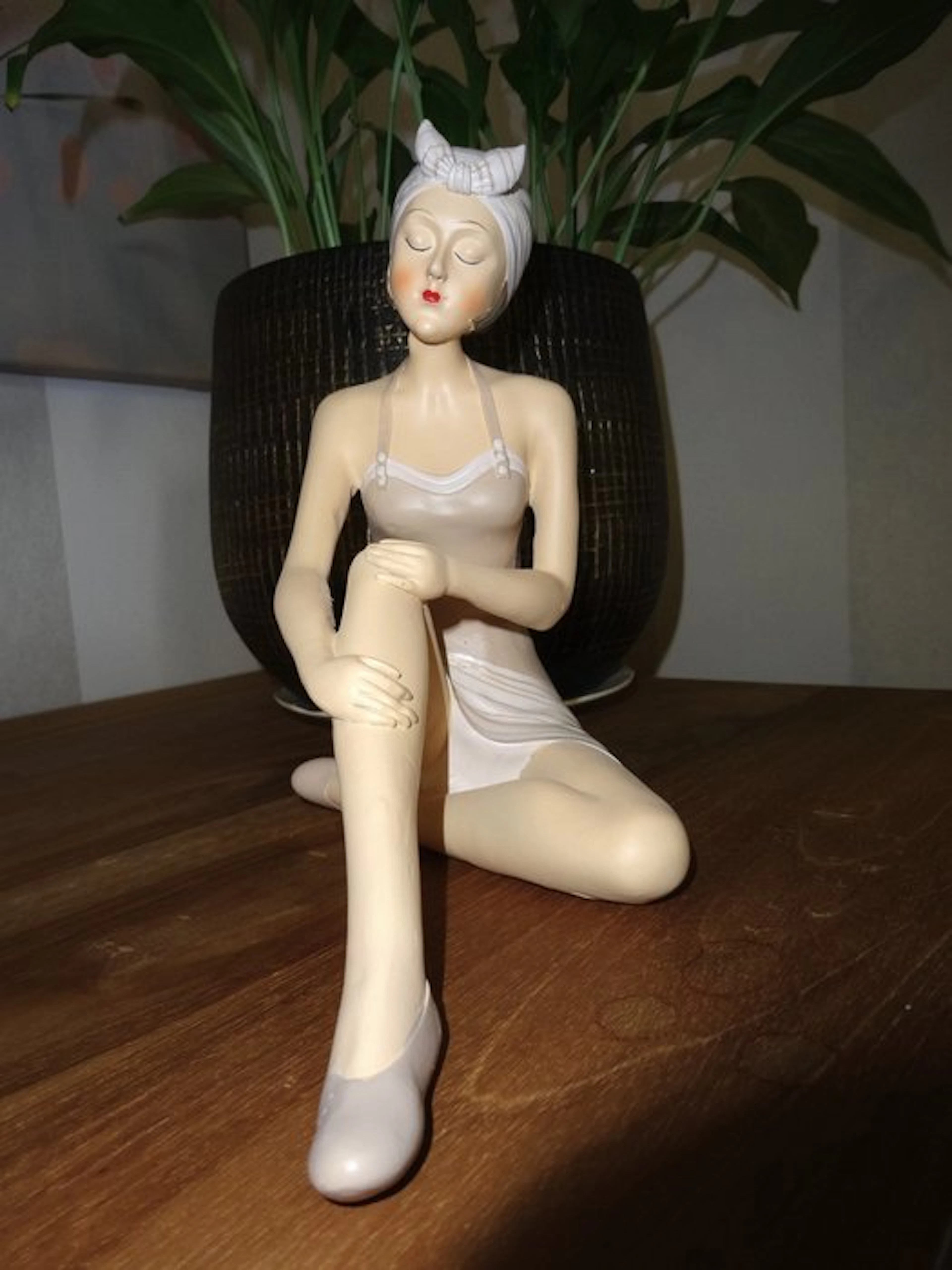 Francois Arvi - Statuette, Lady in Negligé - 23 cm - Resin